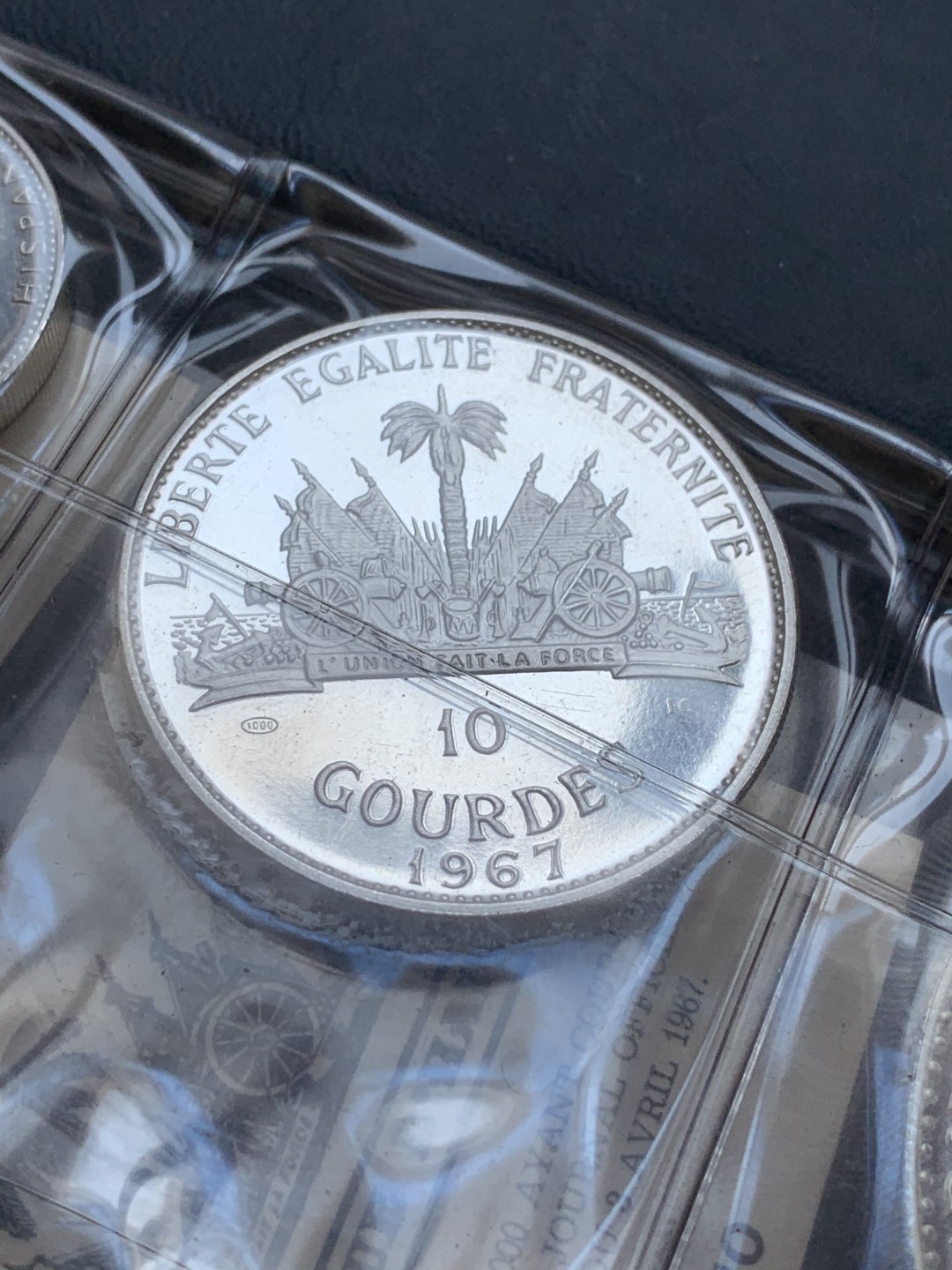 《竞宝斋》第89场-本周日，周一，周四，3场连拍（全场不限金额包邮） 大钱包 原包装带证书 海地 1967年 庆祝十周年革命胜利 5/10/25盾 发行量4000多只有 精制纯银999银币 23.52g/47.05g/117.8g