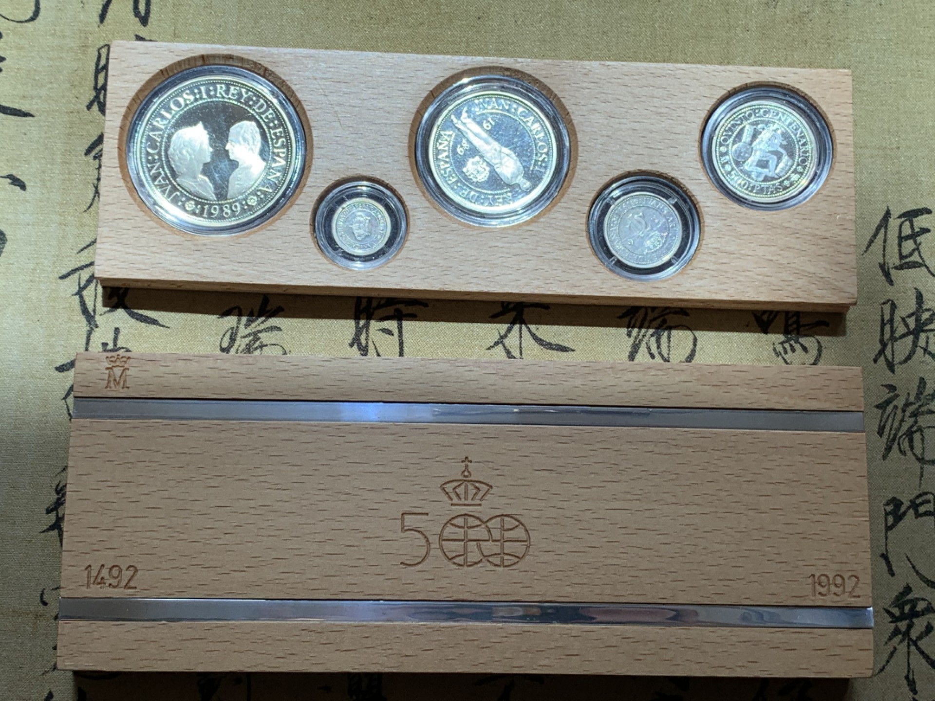 《竞宝斋》第89场-本周日，周一，周四，3场连拍（全场不限金额包邮） 原木盒 西班牙 1989年 五百周年纪念 五枚套 精制银币 非常漂亮