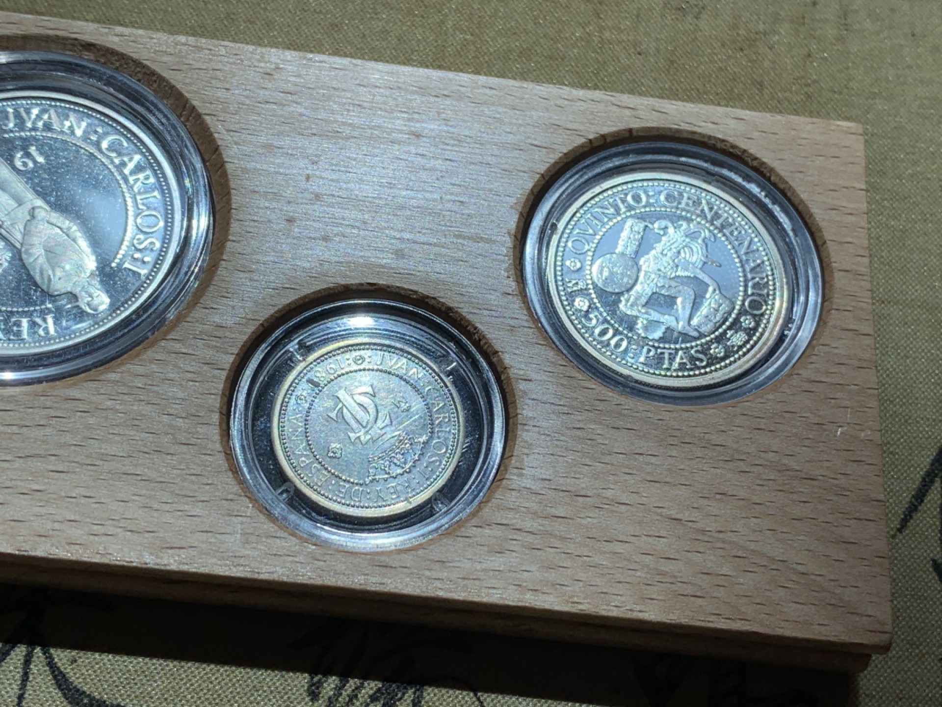 《竞宝斋》第89场-本周日，周一，周四，3场连拍（全场不限金额包邮） 原木盒 西班牙 1989年 五百周年纪念 五枚套 精制银币 非常漂亮