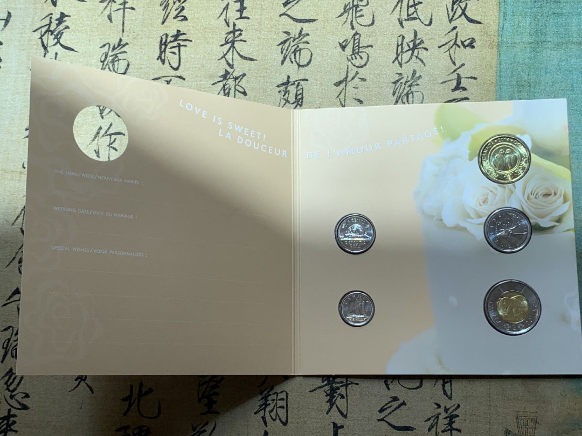 《竞宝斋》第89场-本周日，周一，周四，3场连拍（全场不限金额包邮） 三套精美玫瑰装 加拿大2014年 五枚装结婚套币 最大面值2加元 原装袋子