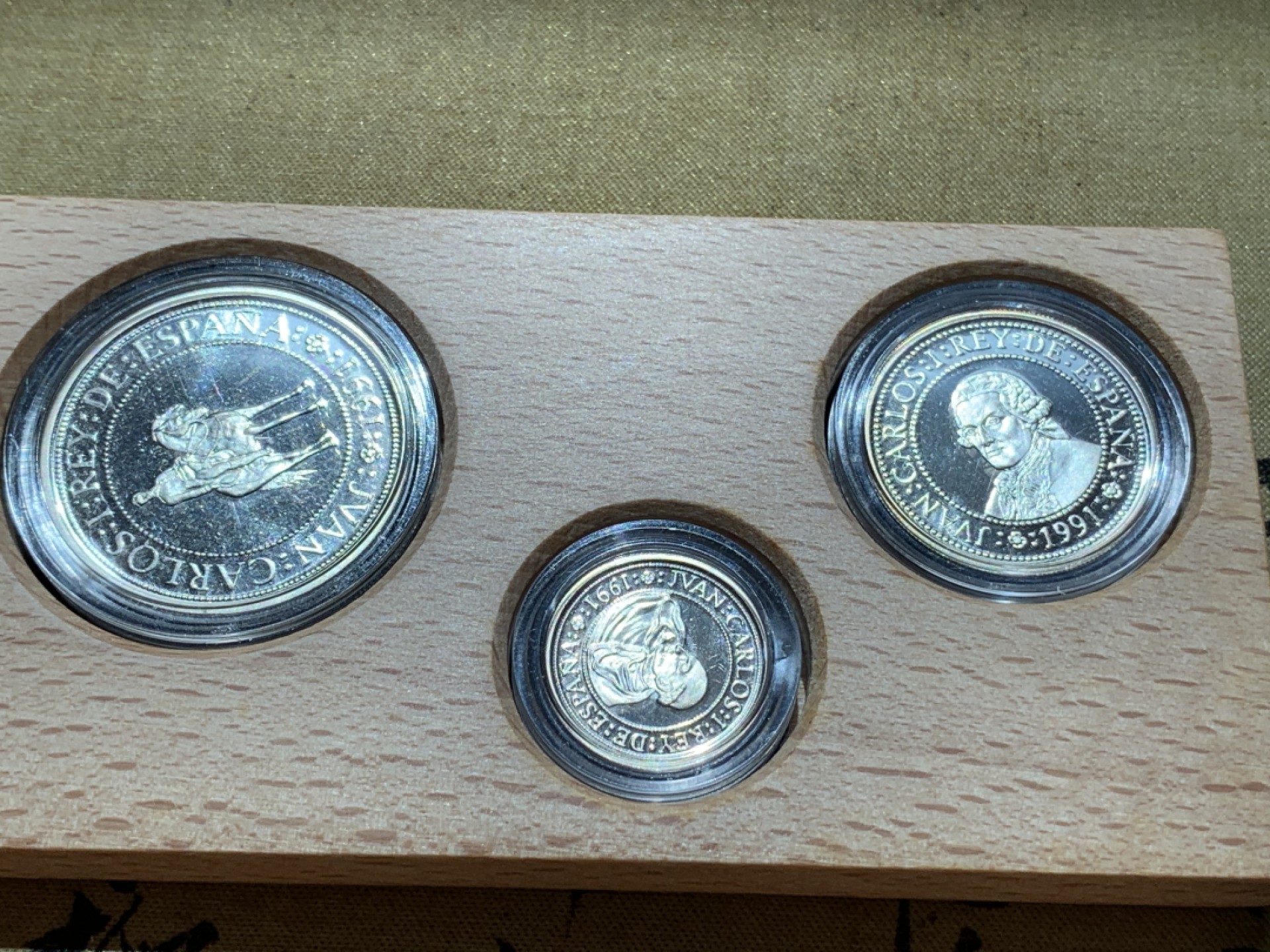 《竞宝斋》第89场-本周日，周一，周四，3场连拍（全场不限金额包邮） 原木盒 西班牙 1991年 五百周年纪念 五枚套 精制银币 非常漂亮