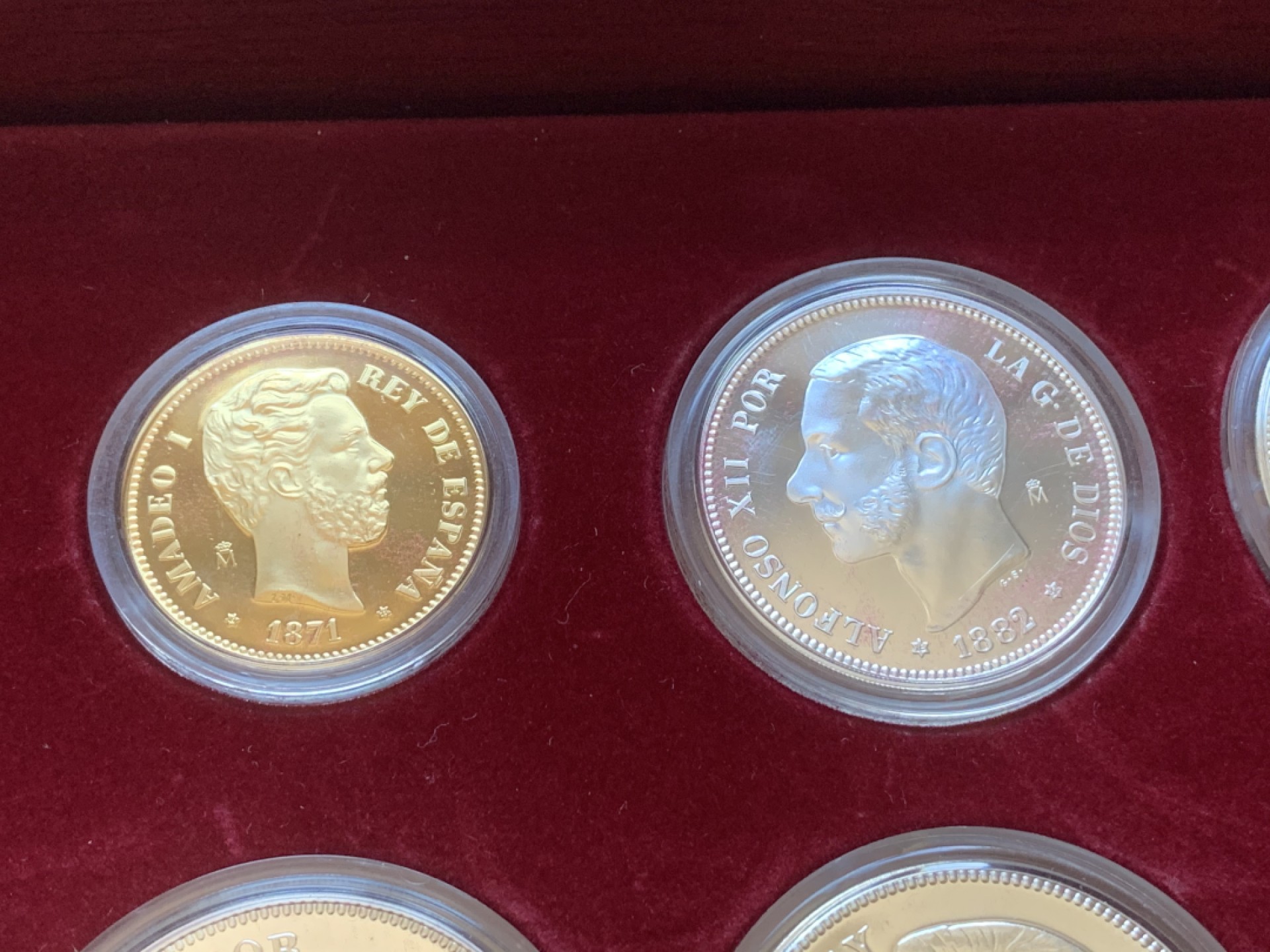 《竞宝斋》第89场-本周日，周一，周四，3场连拍（全场不限金额包邮） 原木盒证书 西班牙 纪念比塞塔货币 银章 一共24枚 925银 其中7枚镀金，总重量550克