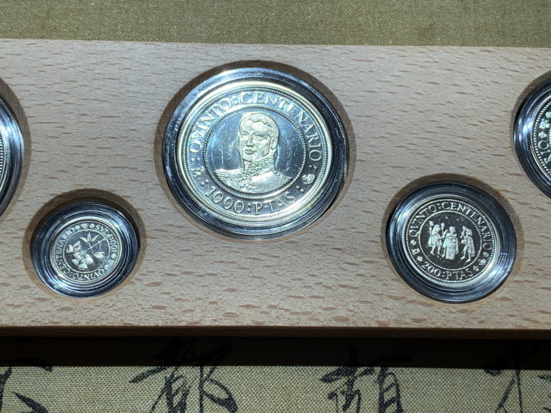 《竞宝斋》第89场-本周日，周一，周四，3场连拍（全场不限金额包邮） 原木盒 西班牙 1991年 五百周年纪念 五枚套 精制银币 非常漂亮