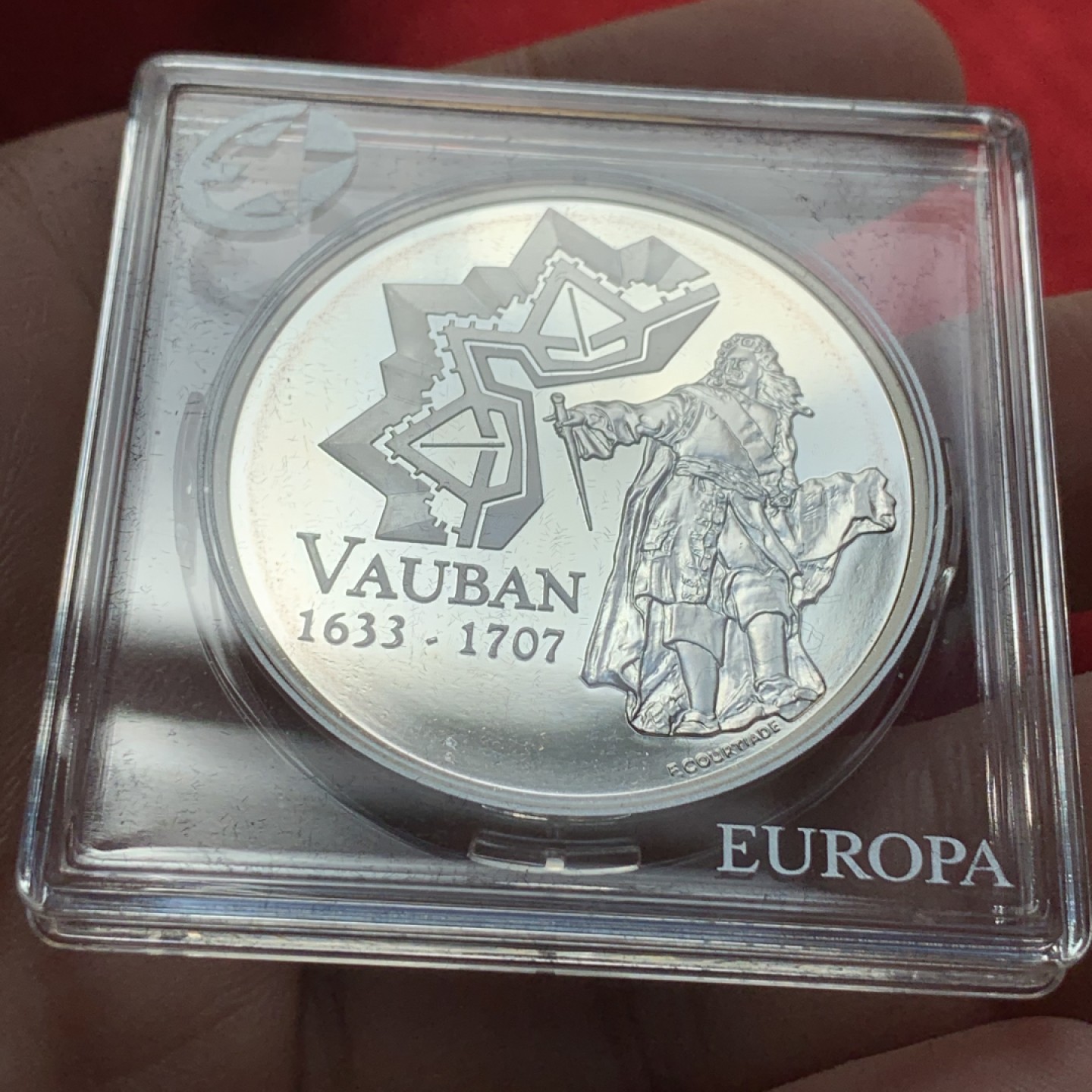 《竞宝斋》第89场-本周日，周一，周四，3场连拍（全场不限金额包邮） 法国 2007年 沃邦的牧师 1½ 欧元 精制大银币 22.2克 900银