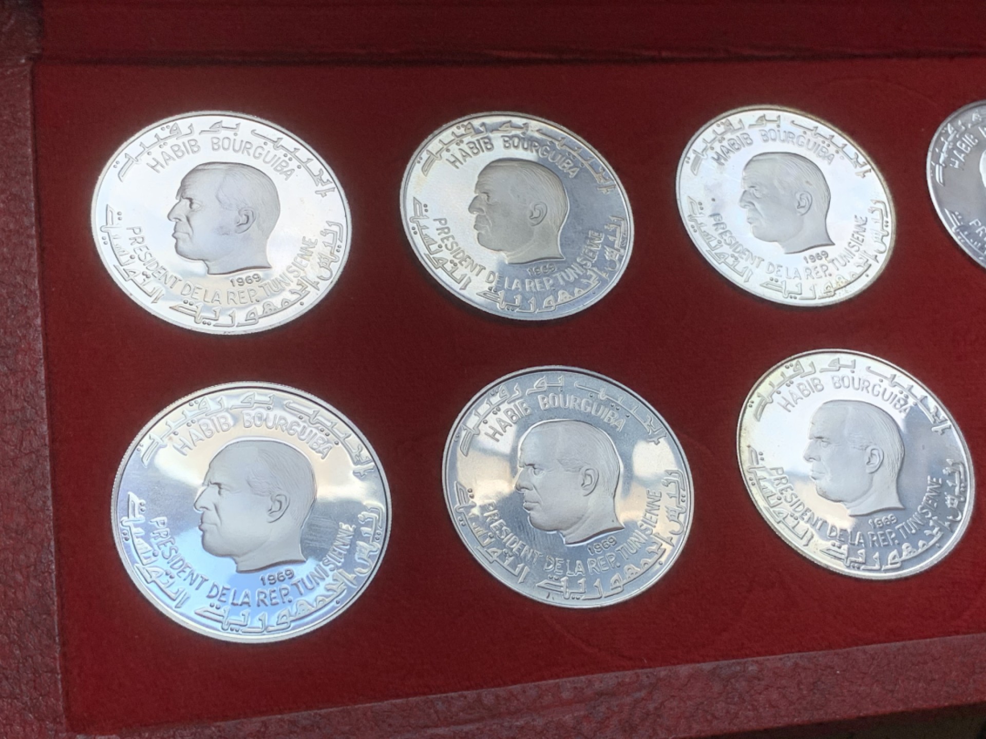 《竞宝斋》第89场-本周日，周一，周四，3场连拍（全场不限金额包邮） 大红盒 突尼斯1969年 10枚1第纳尔精制大银币套装 疯涨的品种