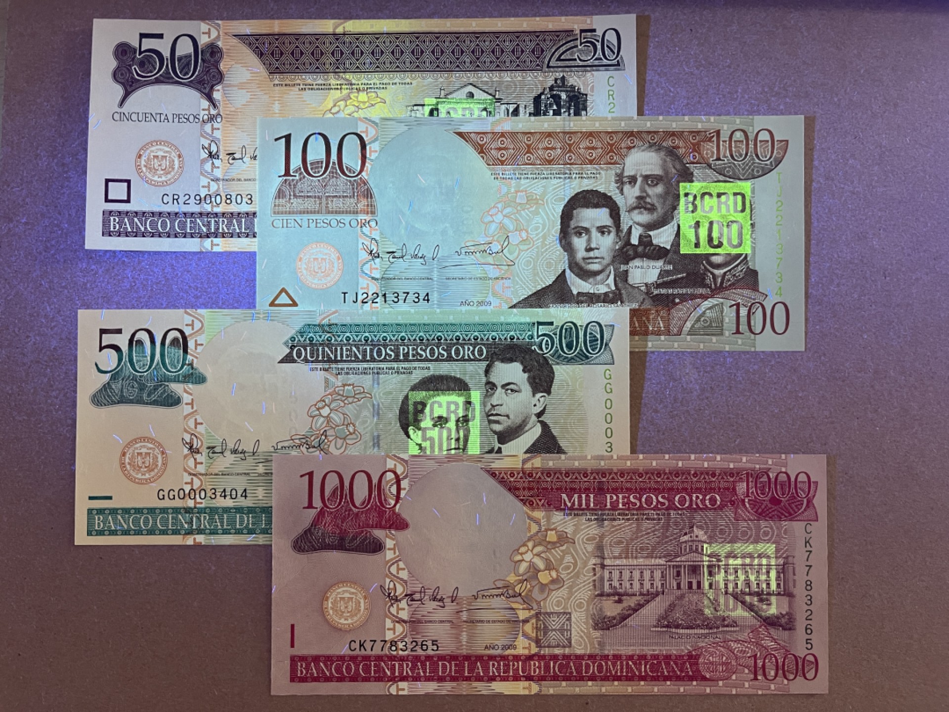 《张总收藏》70期——外币精品 多米尼加50-1000比索4张 UNC 2009年