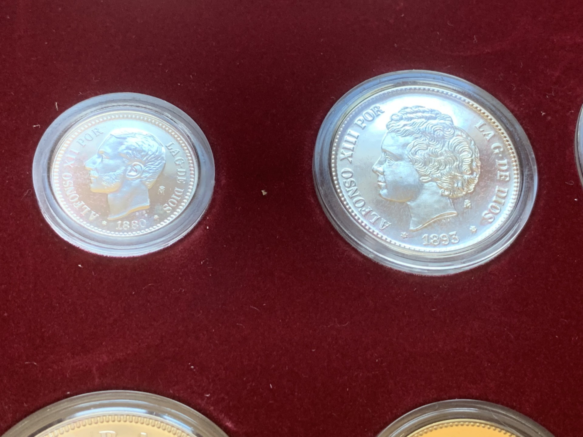 《竞宝斋》第89场-本周日，周一，周四，3场连拍（全场不限金额包邮） 原木盒证书 西班牙 纪念比塞塔货币 银章 一共24枚 925银 其中7枚镀金，总重量550克