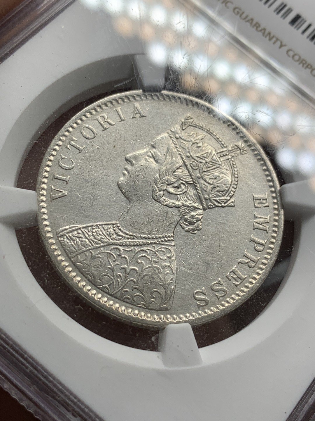 《竞宝斋》第89场-本周日，周一，周四，3场连拍（全场不限金额包邮） NGC-UNC  印度 1887年 维多利亚 1卢比银币 