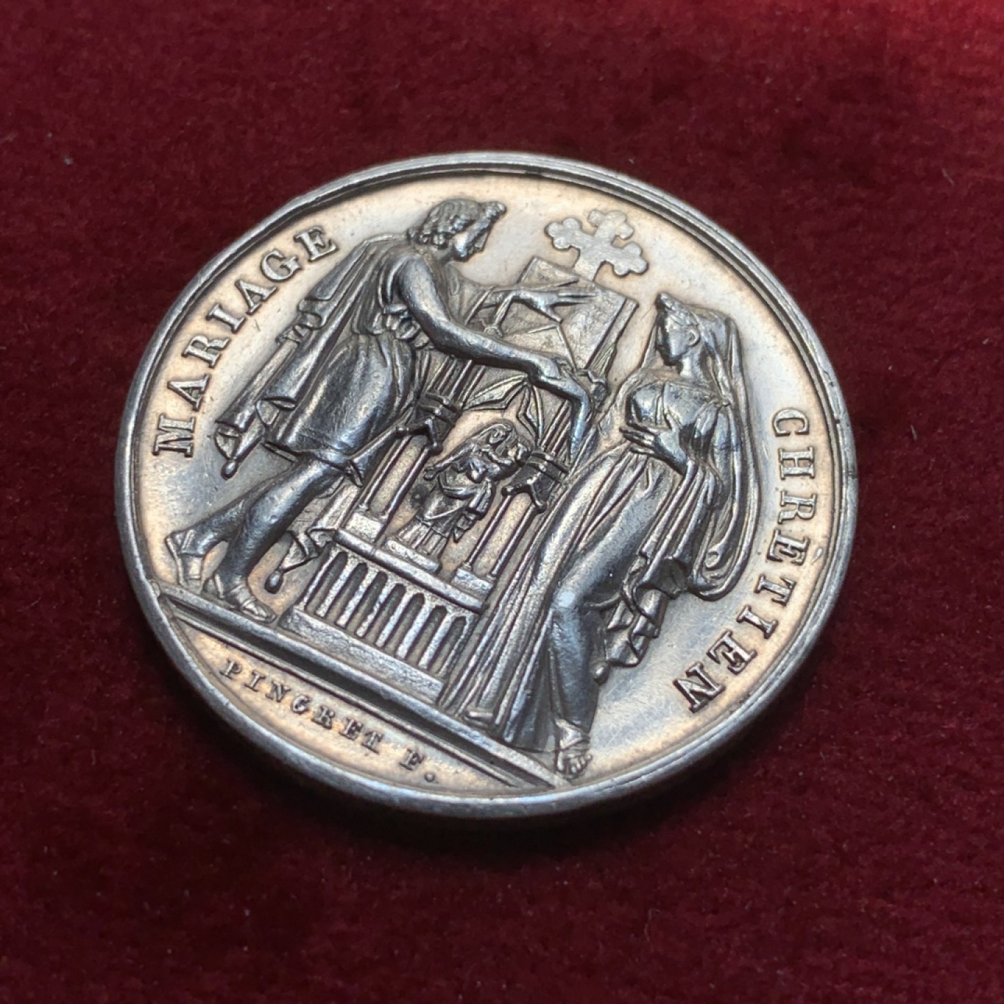 《竞宝斋》第89场-本周日，周一，周四，3场连拍（全场不限金额包邮） 法国 1832-1841年 银质婚章 背面为花体缩写，边缘雕刻了婚期，比较难得 29.8mm直径11.78克 神灯边铭