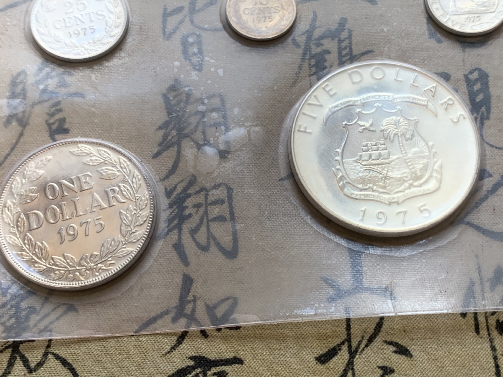 《竞宝斋》第89场-本周日，周一，周四，3场连拍（全场不限金额包邮） 原盒证书1975年 七枚套不同面值 其中最大的大象银币34克 发行量9170枚