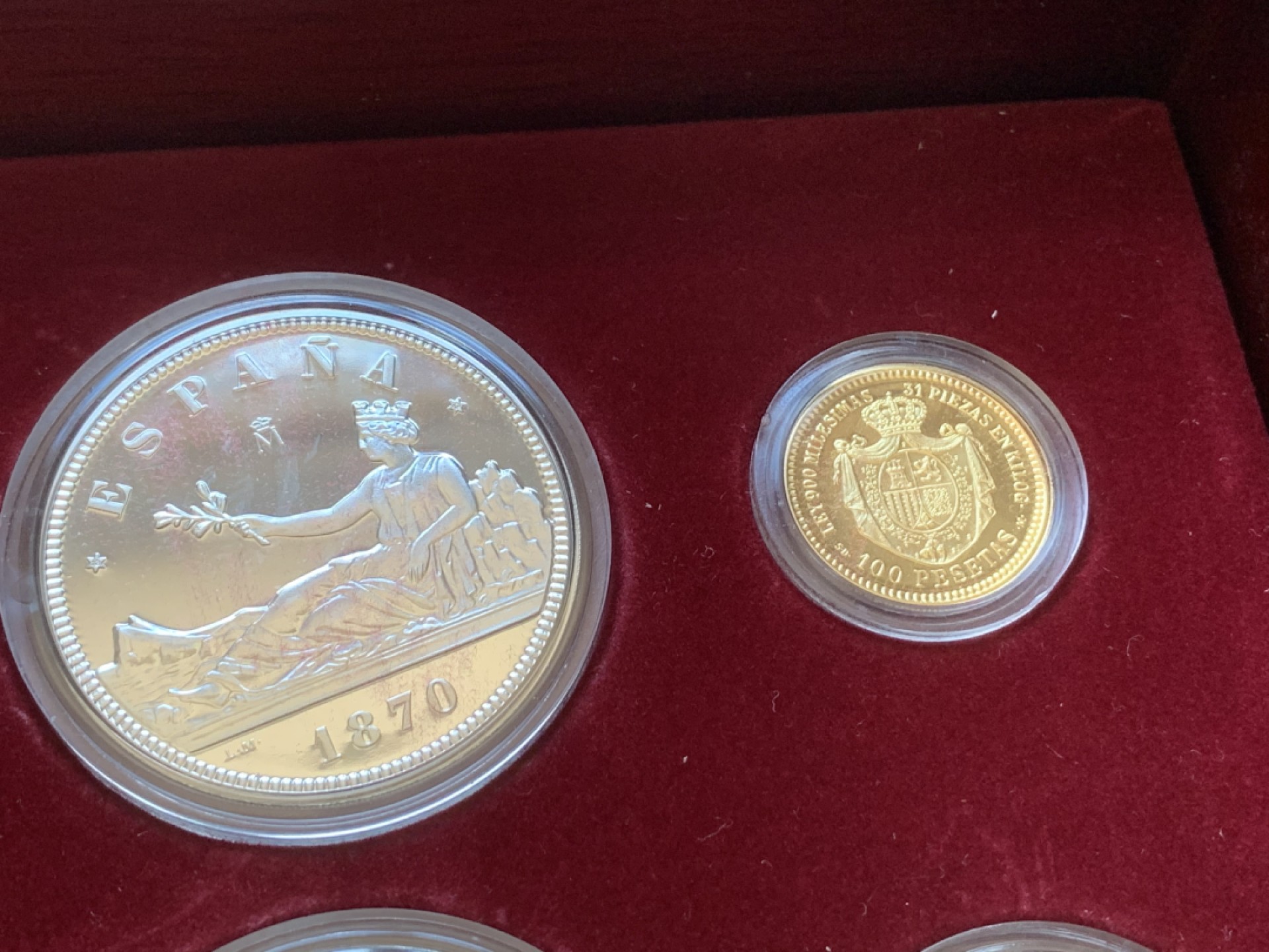 《竞宝斋》第89场-本周日，周一，周四，3场连拍（全场不限金额包邮） 原木盒证书 西班牙 纪念比塞塔货币 银章 一共24枚 925银 其中7枚镀金，总重量550克