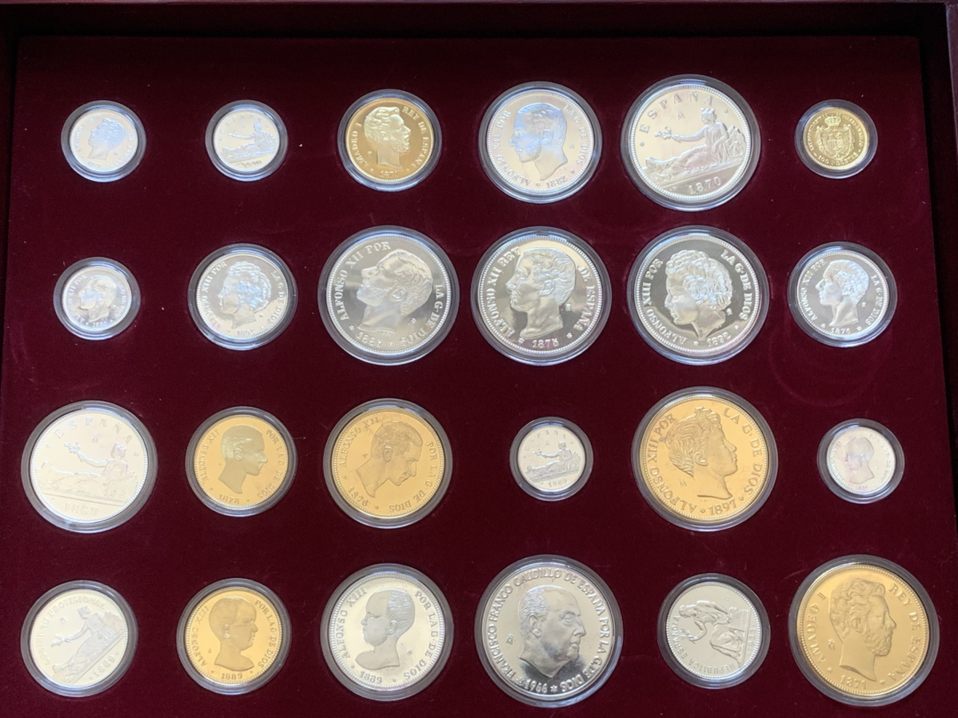 《竞宝斋》第89场-本周日，周一，周四，3场连拍（全场不限金额包邮） 原木盒证书 西班牙 纪念比塞塔货币 银章 一共24枚 925银 其中7枚镀金，总重量550克