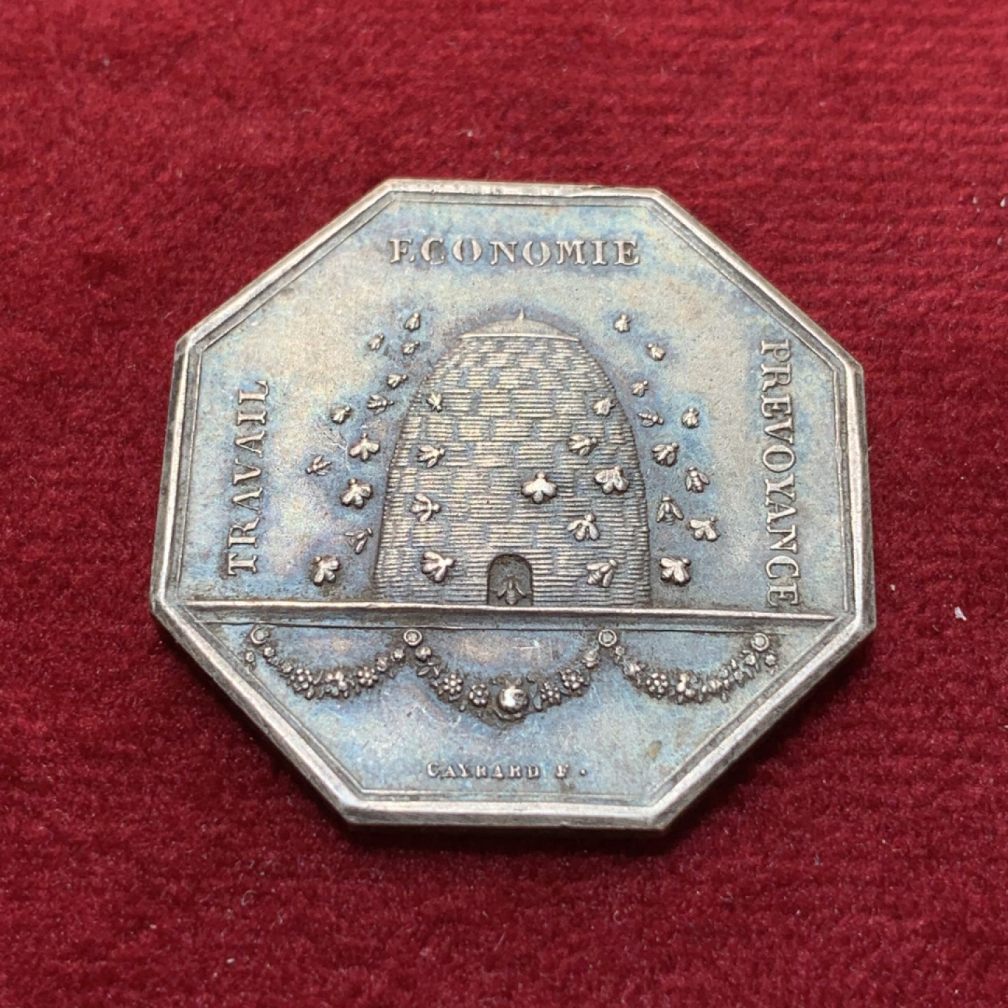 《竞宝斋》第89场-本周日，周一，周四，3场连拍（全场不限金额包邮） 法国 1880-1898年  储蓄银行八角银质代币 小蜜蜂刻画的非常好 直径：30mm 重量：14.3g 边铭：丰饶角银标