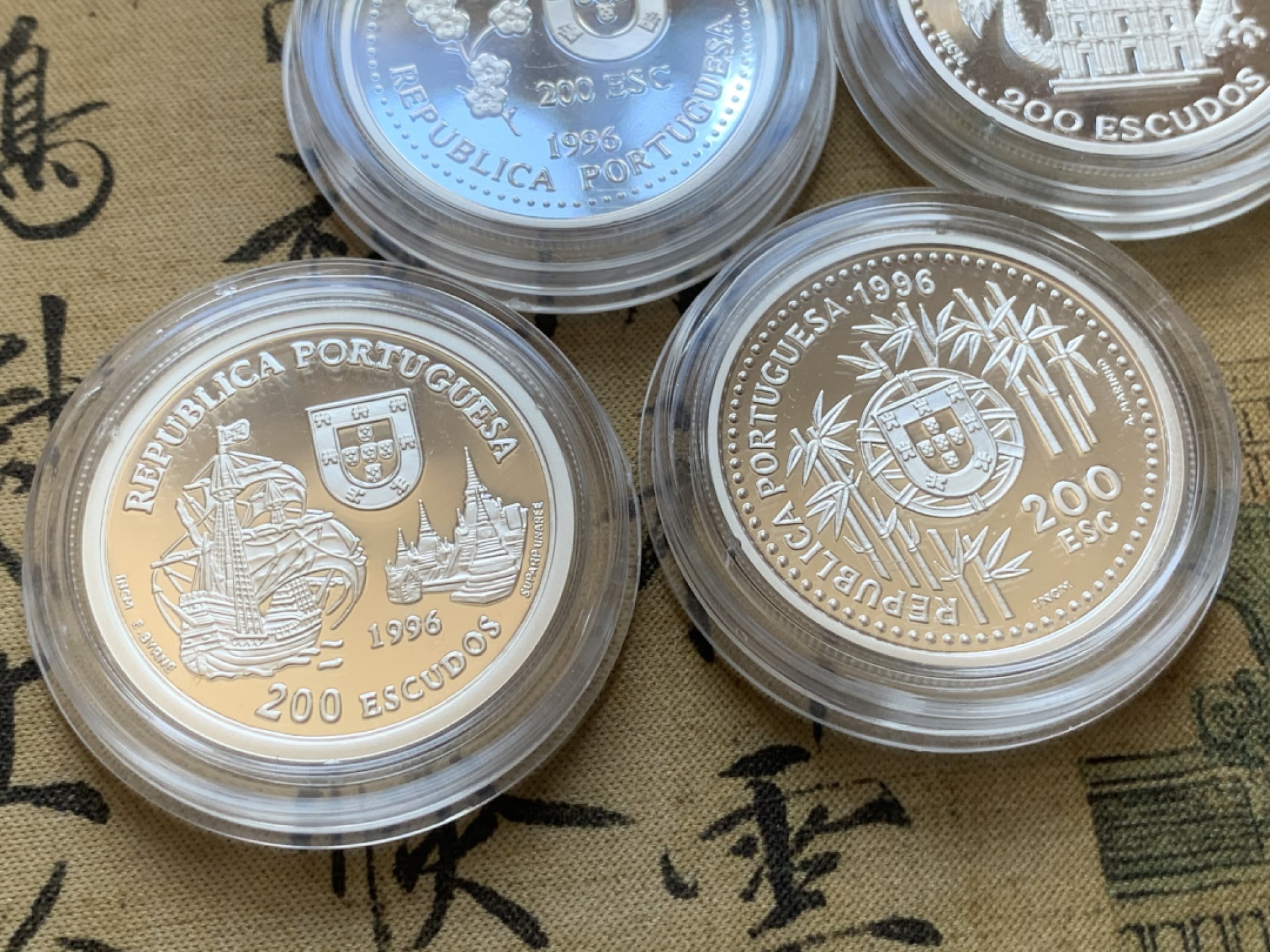 《竞宝斋》第89场-本周日，周一，周四，3场连拍（全场不限金额包邮） 原盒证书 葡萄牙1996年 中国近海系列 200埃斯库多 四枚套 精制大银币 单枚26.5克 925银 非常漂亮