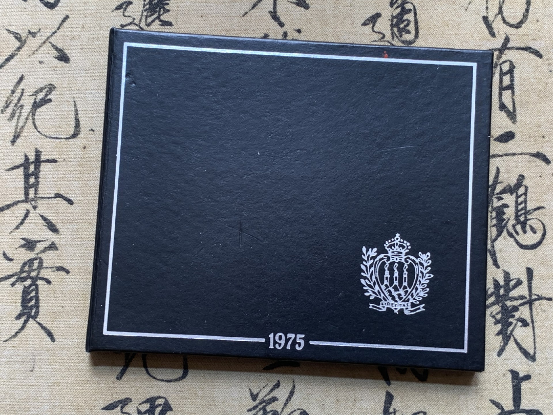 《竞宝斋》第89场-本周日，周一，周四，3场连拍（全场不限金额包邮） 卡装 圣马力诺1975 纪念钱币学机构成立 500里拉银币