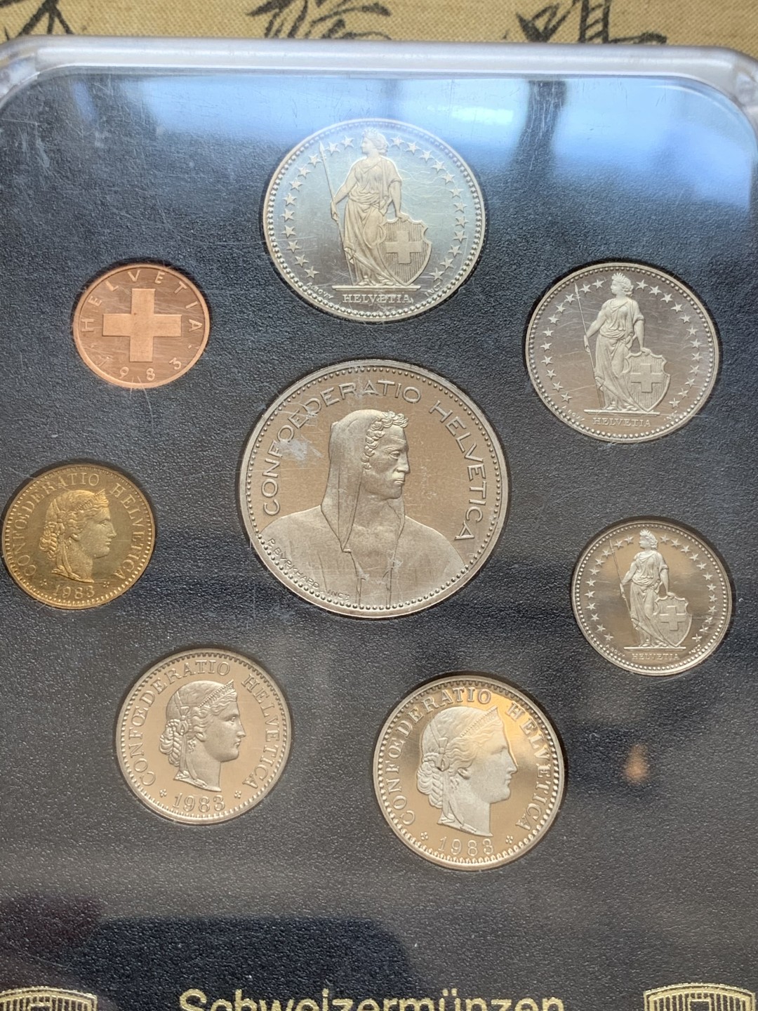 《竞宝斋》第89场-本周日，周一，周四，3场连拍（全场不限金额包邮） 瑞士1983年8枚套精制套币  黑色