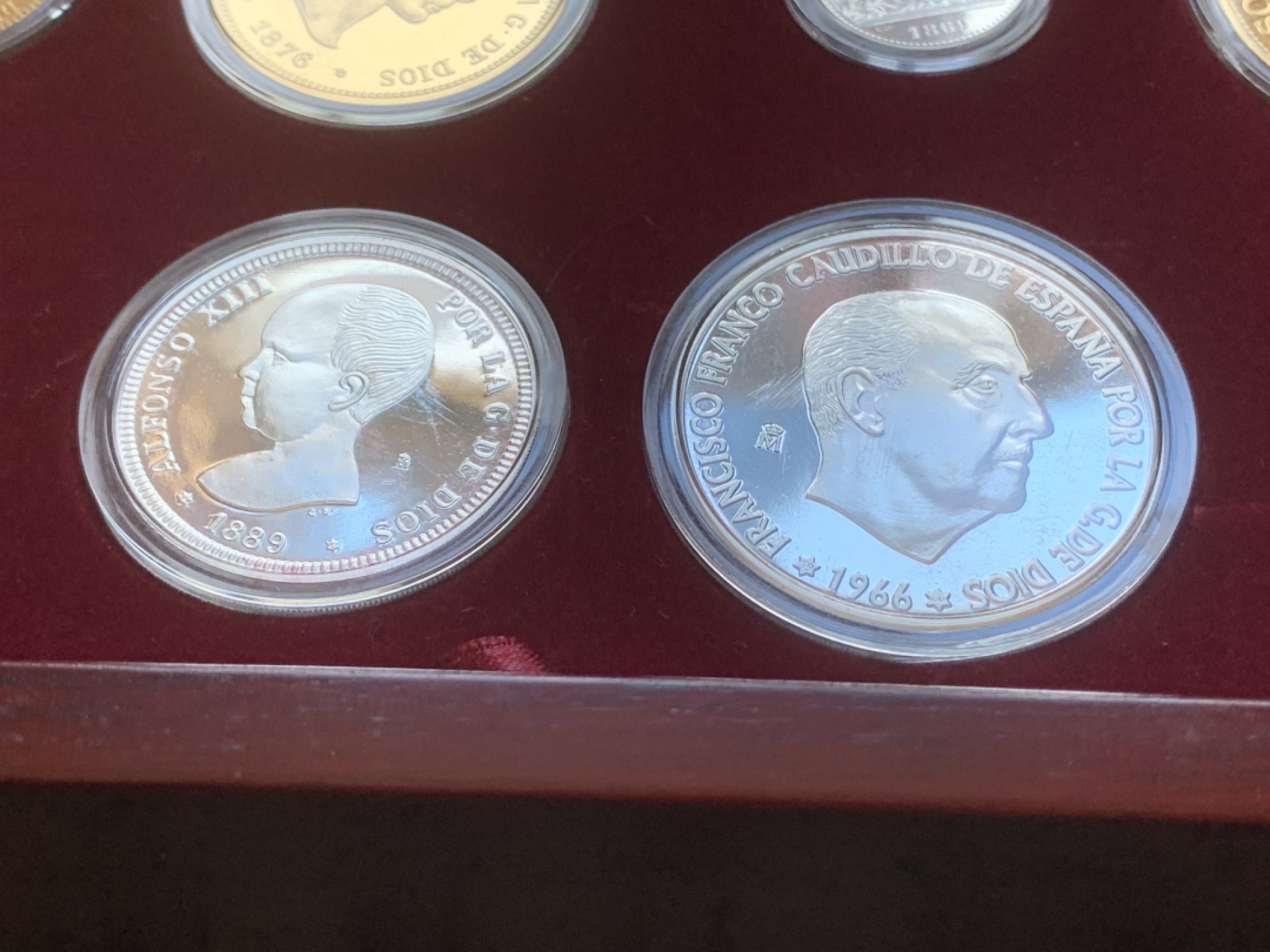 《竞宝斋》第89场-本周日，周一，周四，3场连拍（全场不限金额包邮） 原木盒证书 西班牙 纪念比塞塔货币 银章 一共24枚 925银 其中7枚镀金，总重量550克