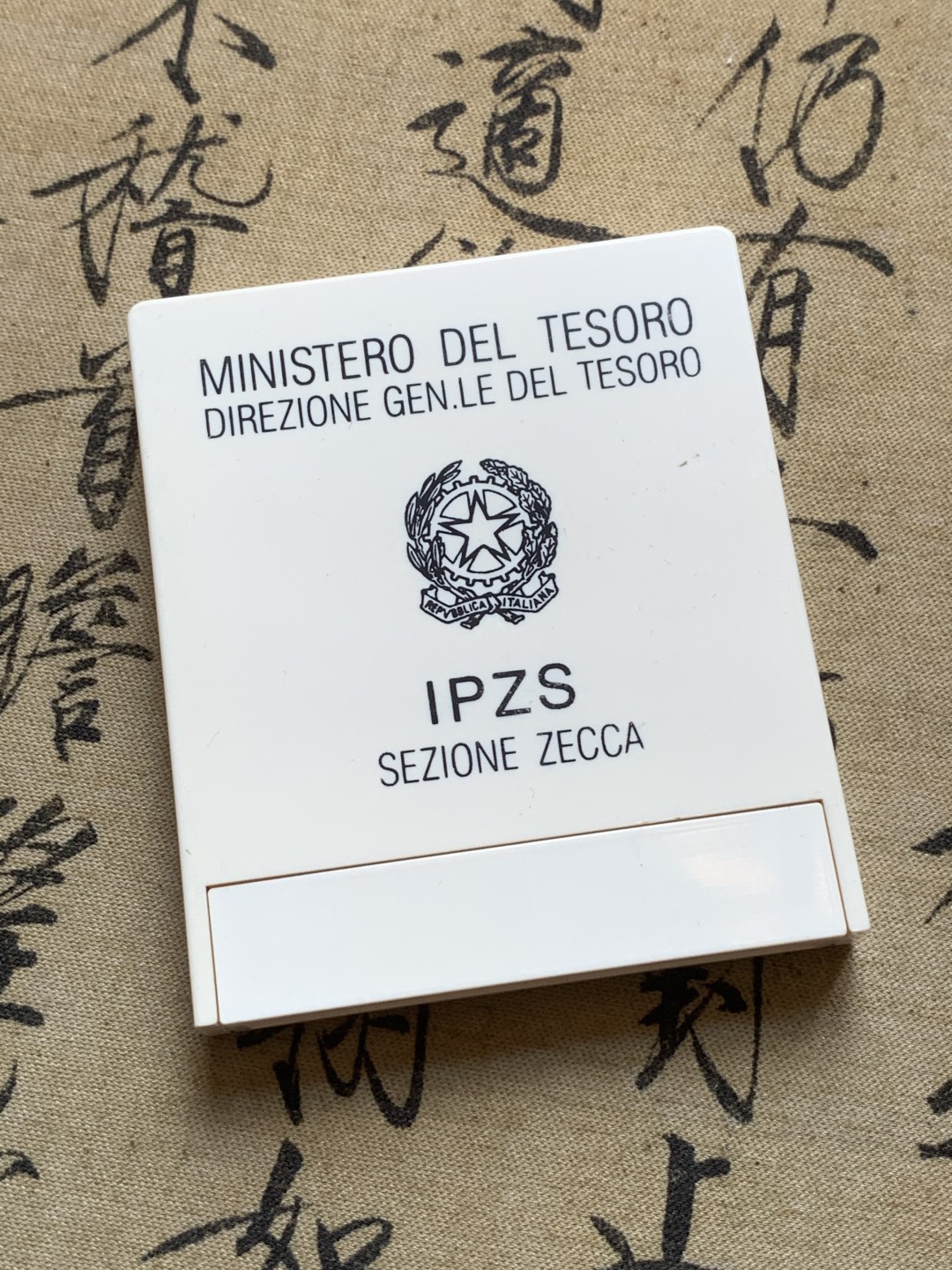 《竞宝斋》第89场-本周日，周一，周四，3场连拍（全场不限金额包邮） 原包装 意大利1985年 纪念担任欧洲共同体主席 500里拉银币 精制的白盒子