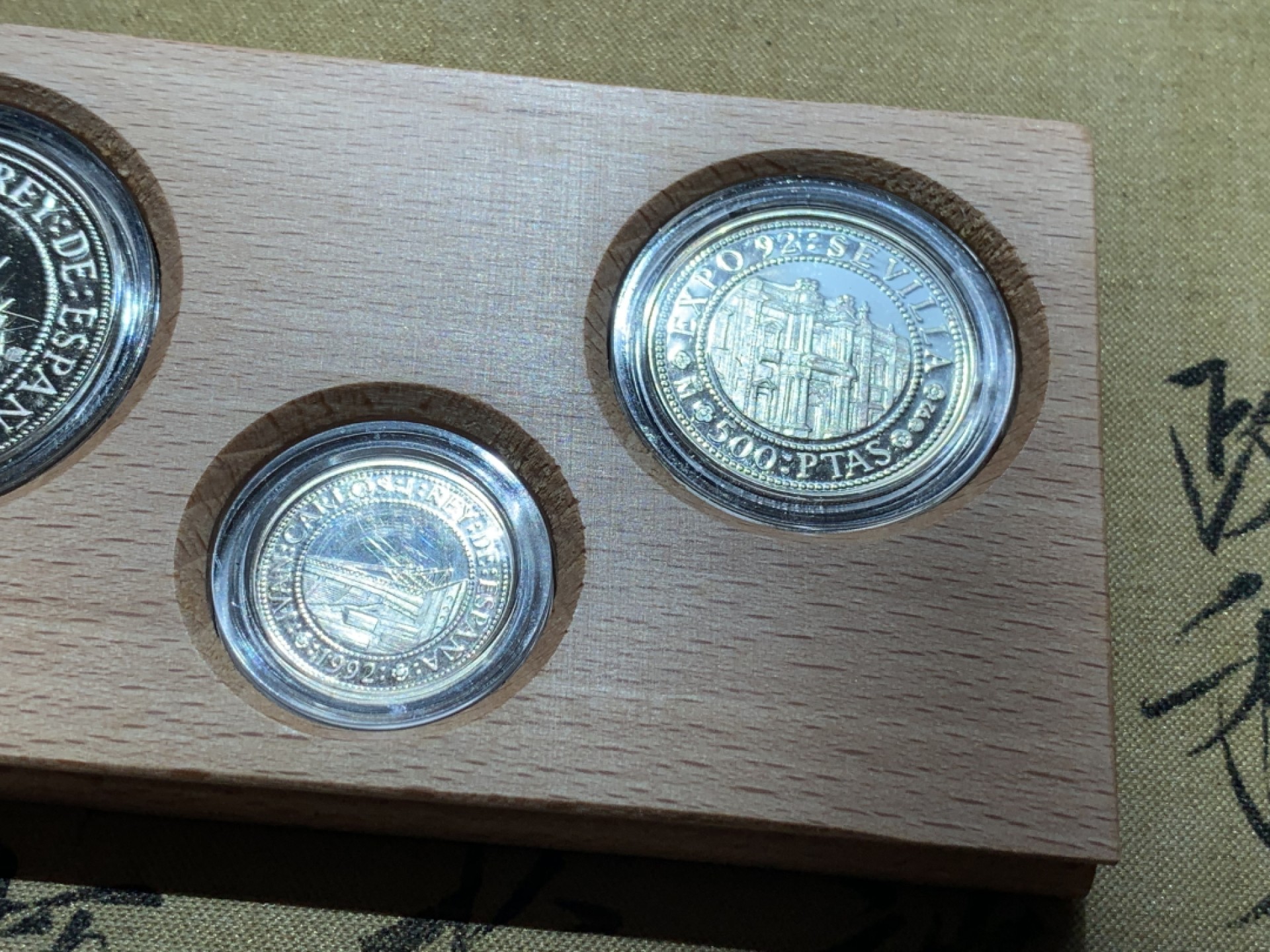 《竞宝斋》第89场-本周日，周一，周四，3场连拍（全场不限金额包邮） 原木盒 西班牙 1992年 五百周年纪念 五枚套 精制银币 非常漂亮 系列里最稀少年份