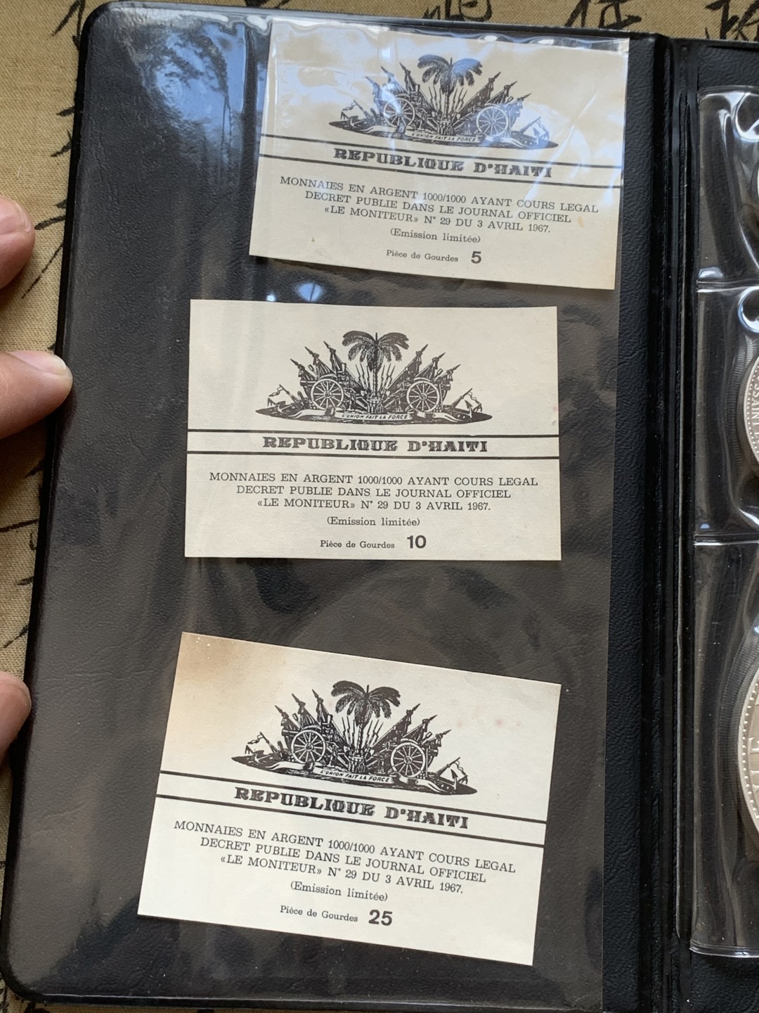 《竞宝斋》第89场-本周日，周一，周四，3场连拍（全场不限金额包邮） 大钱包 原包装带证书 海地 1967年 庆祝十周年革命胜利 5/10/25盾 发行量4000多只有 精制纯银999银币 23.52g/47.05g/117.8g