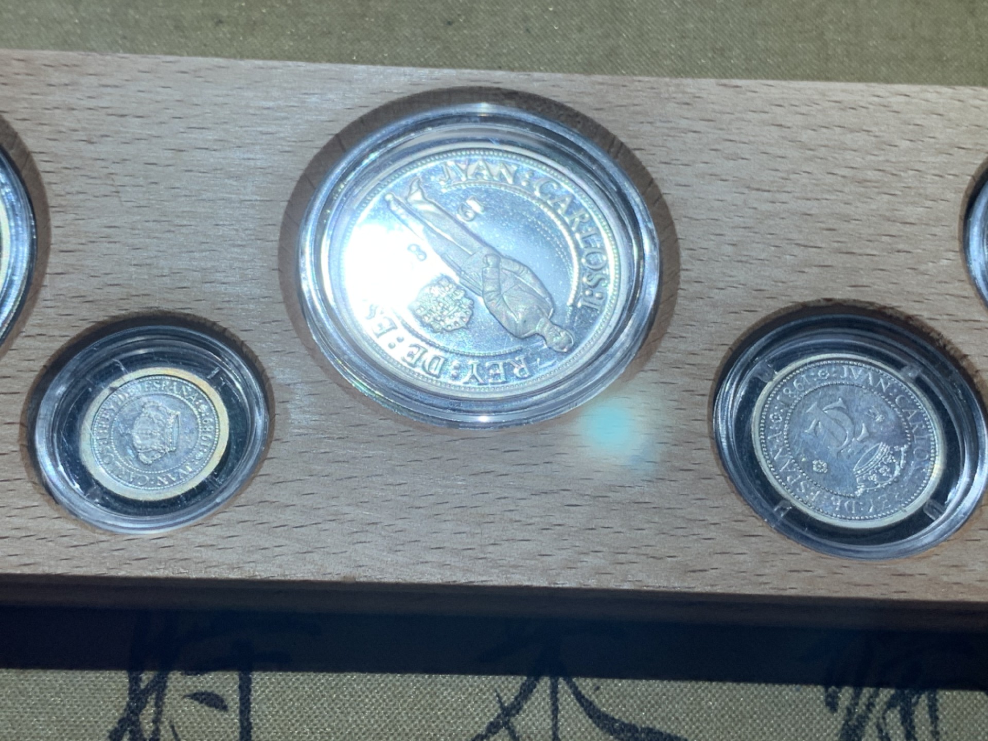 《竞宝斋》第89场-本周日，周一，周四，3场连拍（全场不限金额包邮） 原木盒 西班牙 1989年 五百周年纪念 五枚套 精制银币 非常漂亮