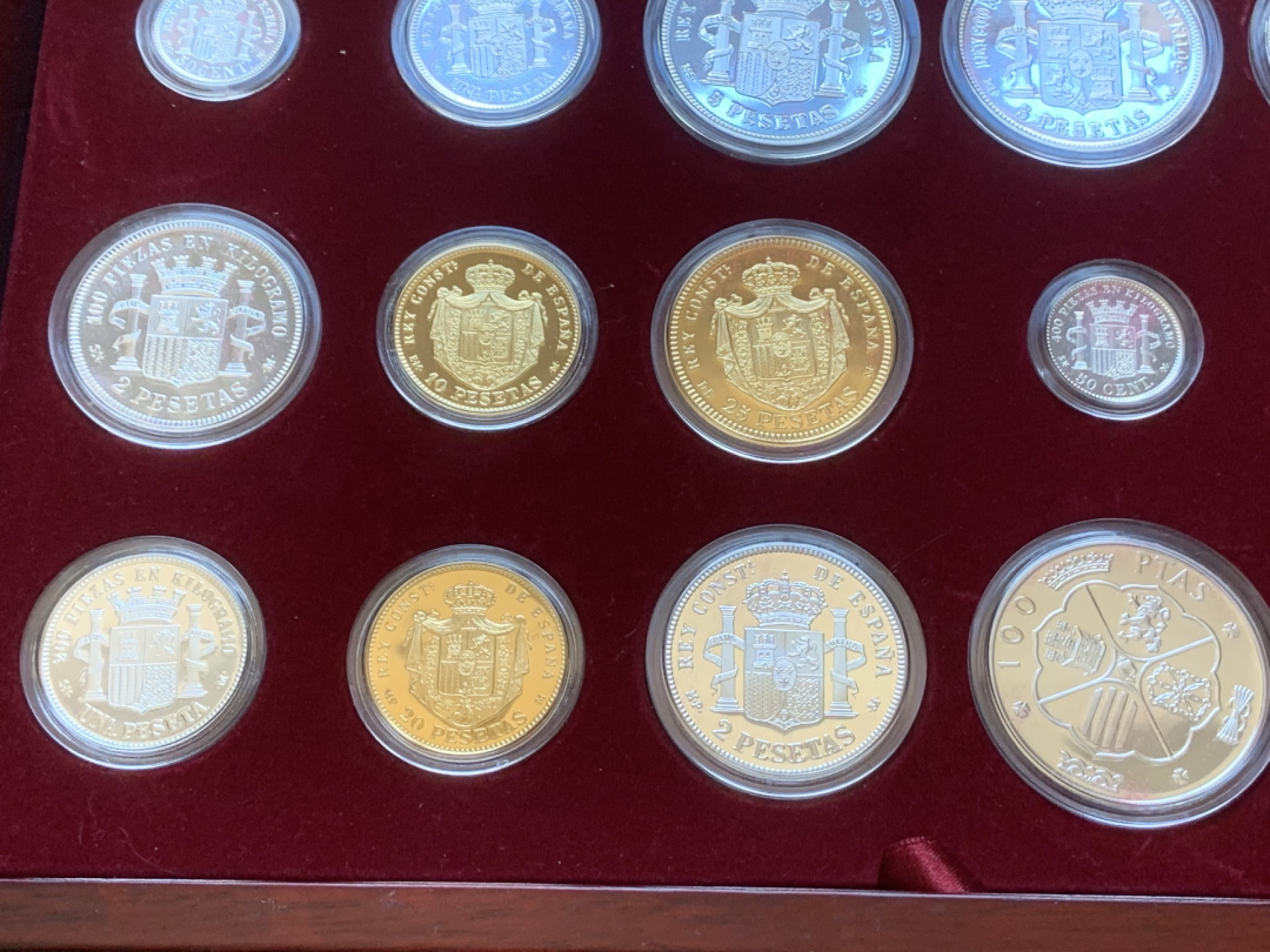 《竞宝斋》第89场-本周日，周一，周四，3场连拍（全场不限金额包邮） 原木盒证书 西班牙 纪念比塞塔货币 银章 一共24枚 925银 其中7枚镀金，总重量550克