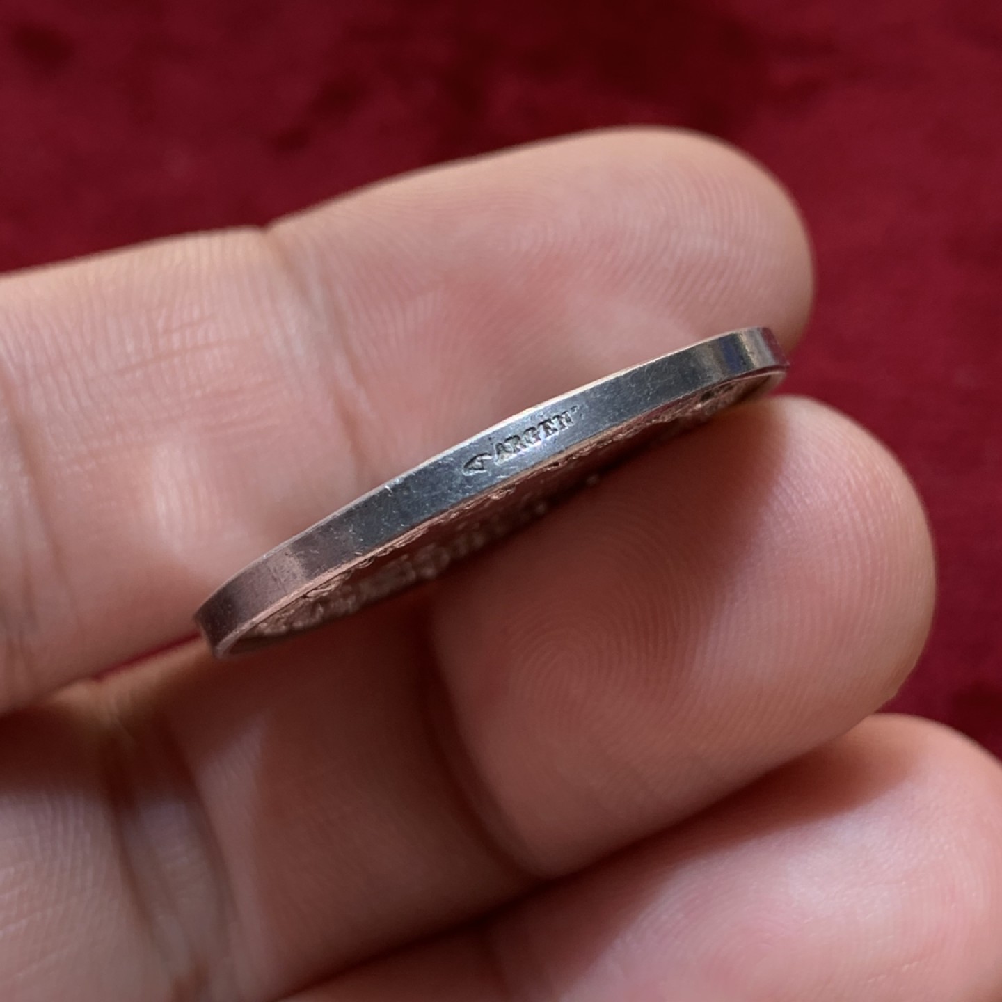 《竞宝斋》第89场-本周日，周一，周四，3场连拍（全场不限金额包邮） 法国 1845-1860年 银质结婚纪念章 雕刻了 婚期及双方姓名缩写，非常有意义 28.1mm直径 10.17克 手指铭 银标