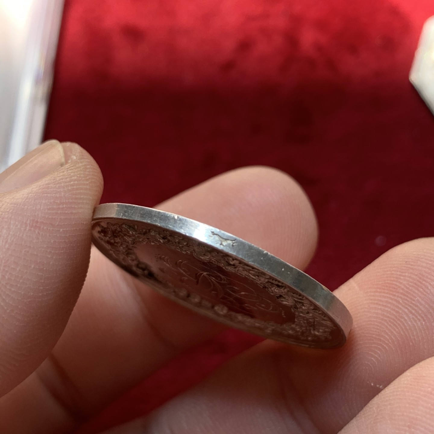 《竞宝斋》第89场-本周日，周一，周四，3场连拍（全场不限金额包邮） 法国 1832-1841年 银质婚章 背面为花体缩写，边缘雕刻了婚期，比较难得 29.8mm直径11.78克 神灯边铭