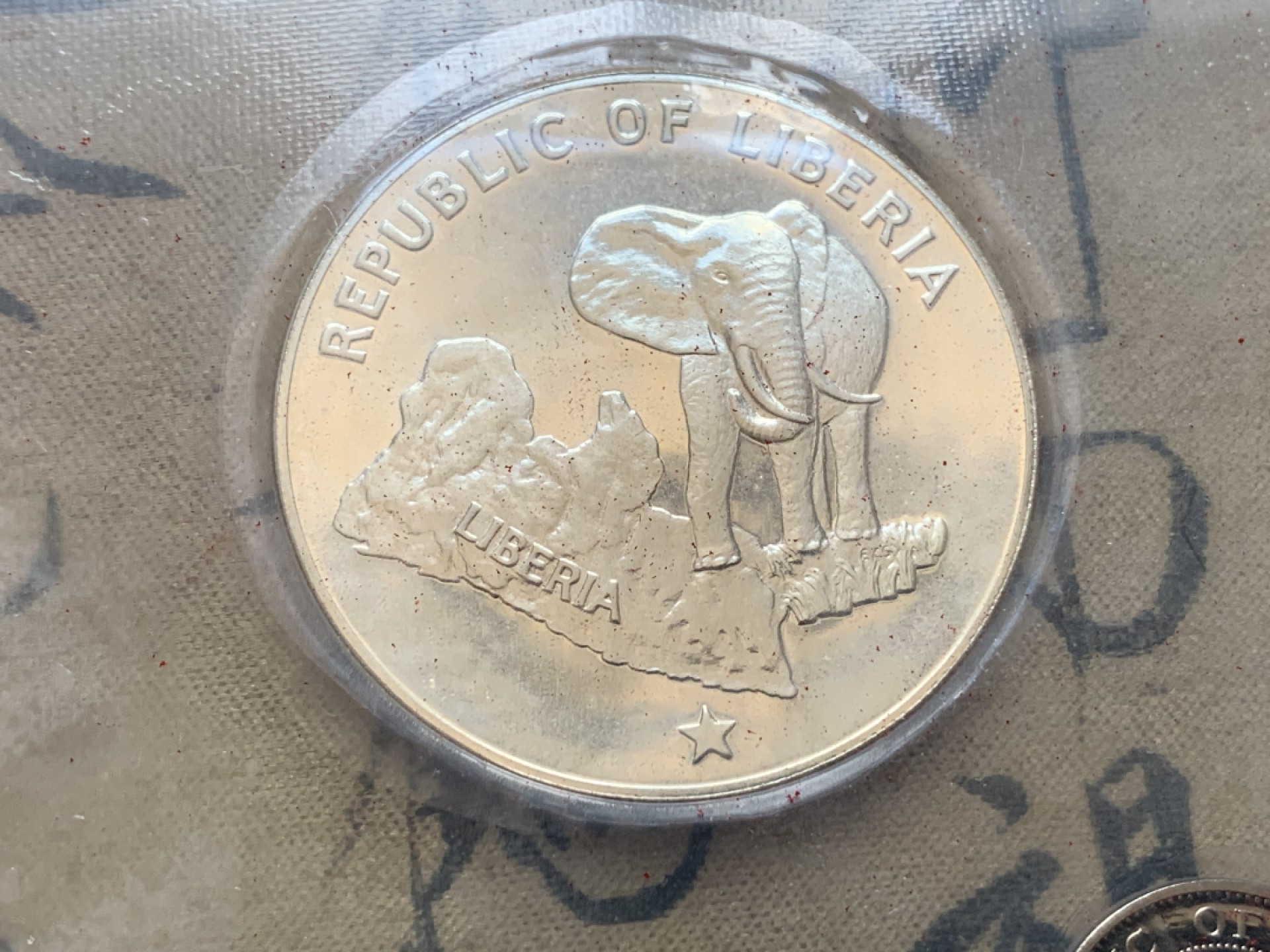 《竞宝斋》第89场-本周日，周一，周四，3场连拍（全场不限金额包邮） 原盒证书1975年 七枚套不同面值 其中最大的大象银币34克 发行量9170枚