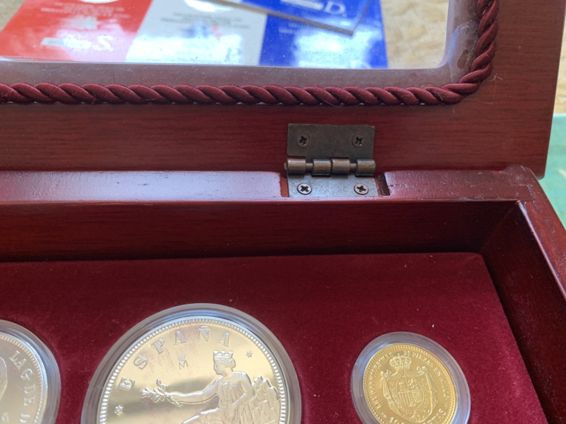 《竞宝斋》第89场-本周日，周一，周四，3场连拍（全场不限金额包邮） 原木盒证书 西班牙 纪念比塞塔货币 银章 一共24枚 925银 其中7枚镀金，总重量550克