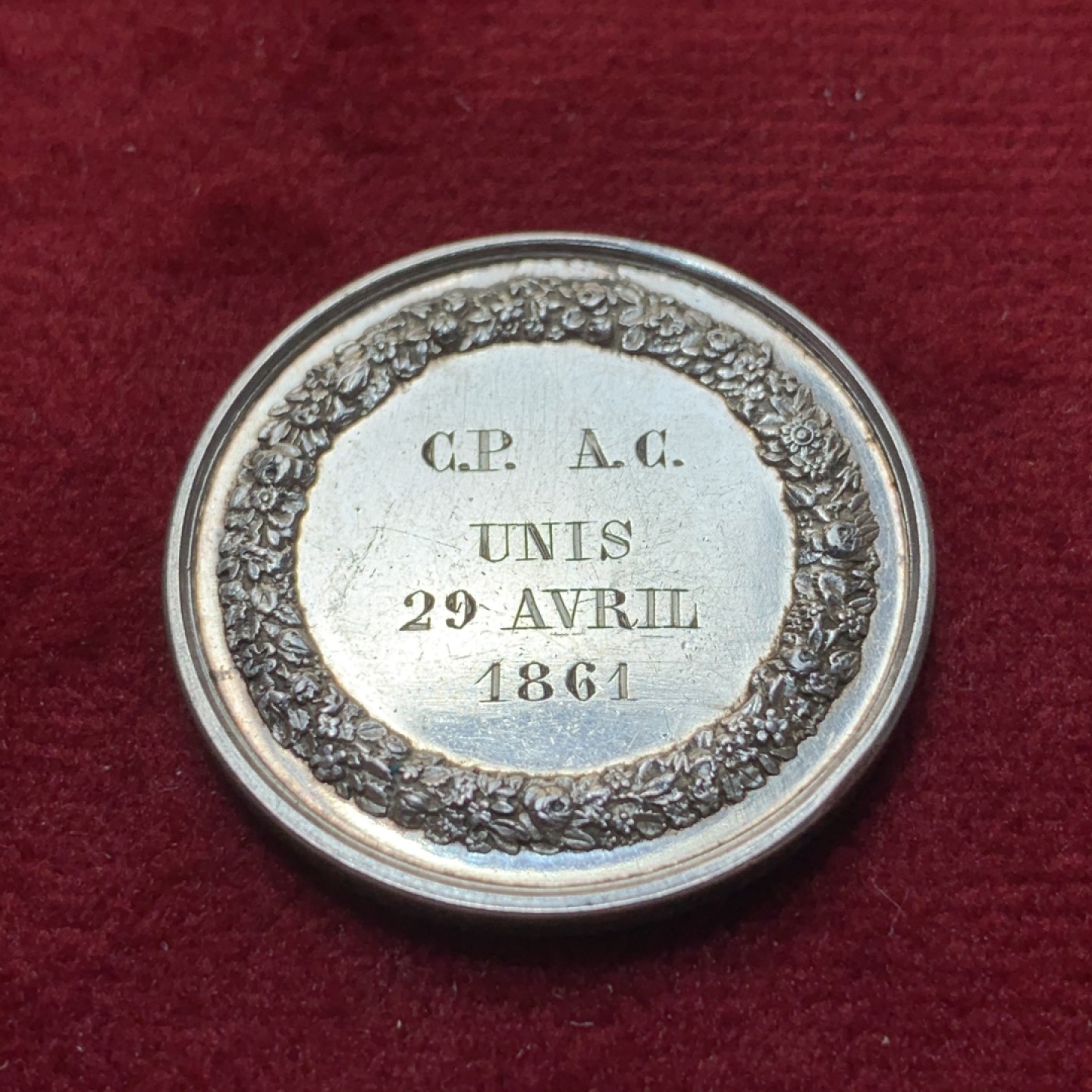 《竞宝斋》第89场-本周日，周一，周四，3场连拍（全场不限金额包邮） 法国 1845-1860年 银质结婚纪念章 雕刻了 婚期及双方姓名缩写，非常有意义 28.1mm直径 10.17克 手指铭 银标
