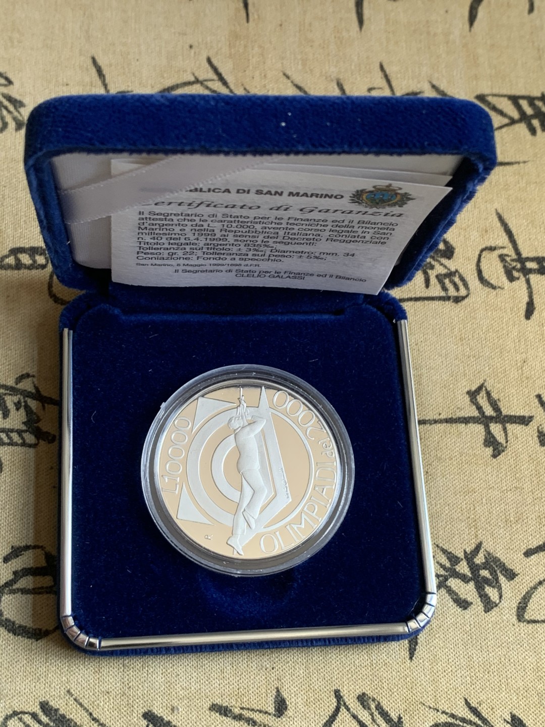 《竞宝斋》第89场-本周日，周一，周四，3场连拍（全场不限金额包邮） 147 原盒证书 圣马力诺1999年 射击 10000里拉精制大银币 22克 835银