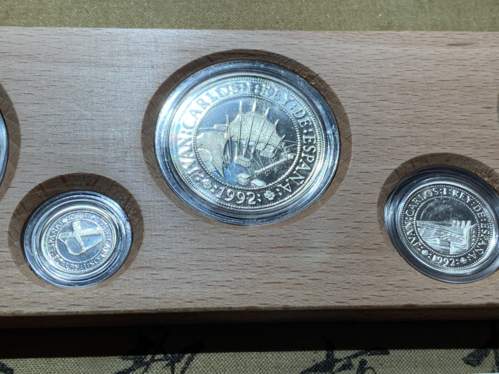 《竞宝斋》第89场-本周日，周一，周四，3场连拍（全场不限金额包邮） 原木盒 西班牙 1992年 五百周年纪念 五枚套 精制银币 非常漂亮 系列里最稀少年份