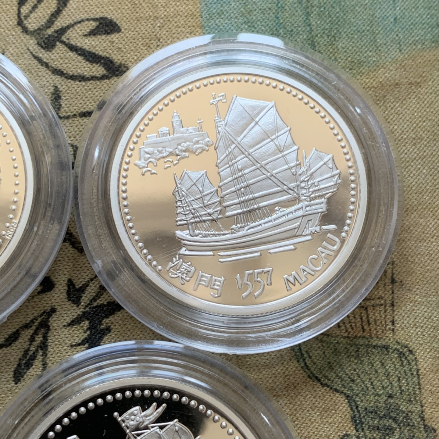 《竞宝斋》第89场-本周日，周一，周四，3场连拍（全场不限金额包邮） 原盒证书 葡萄牙1996年 中国近海系列 200埃斯库多 四枚套 精制大银币 单枚26.5克 925银 非常漂亮