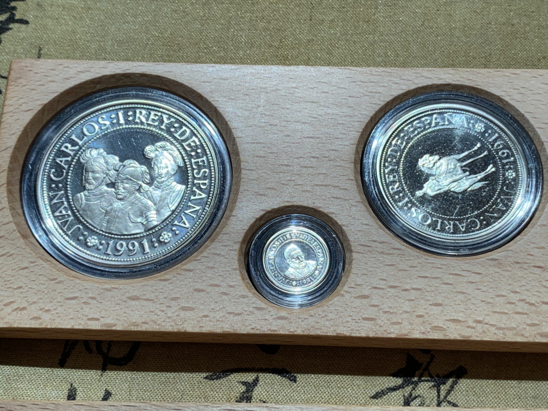 《竞宝斋》第89场-本周日，周一，周四，3场连拍（全场不限金额包邮） 原木盒 西班牙 1991年 五百周年纪念 五枚套 精制银币 非常漂亮