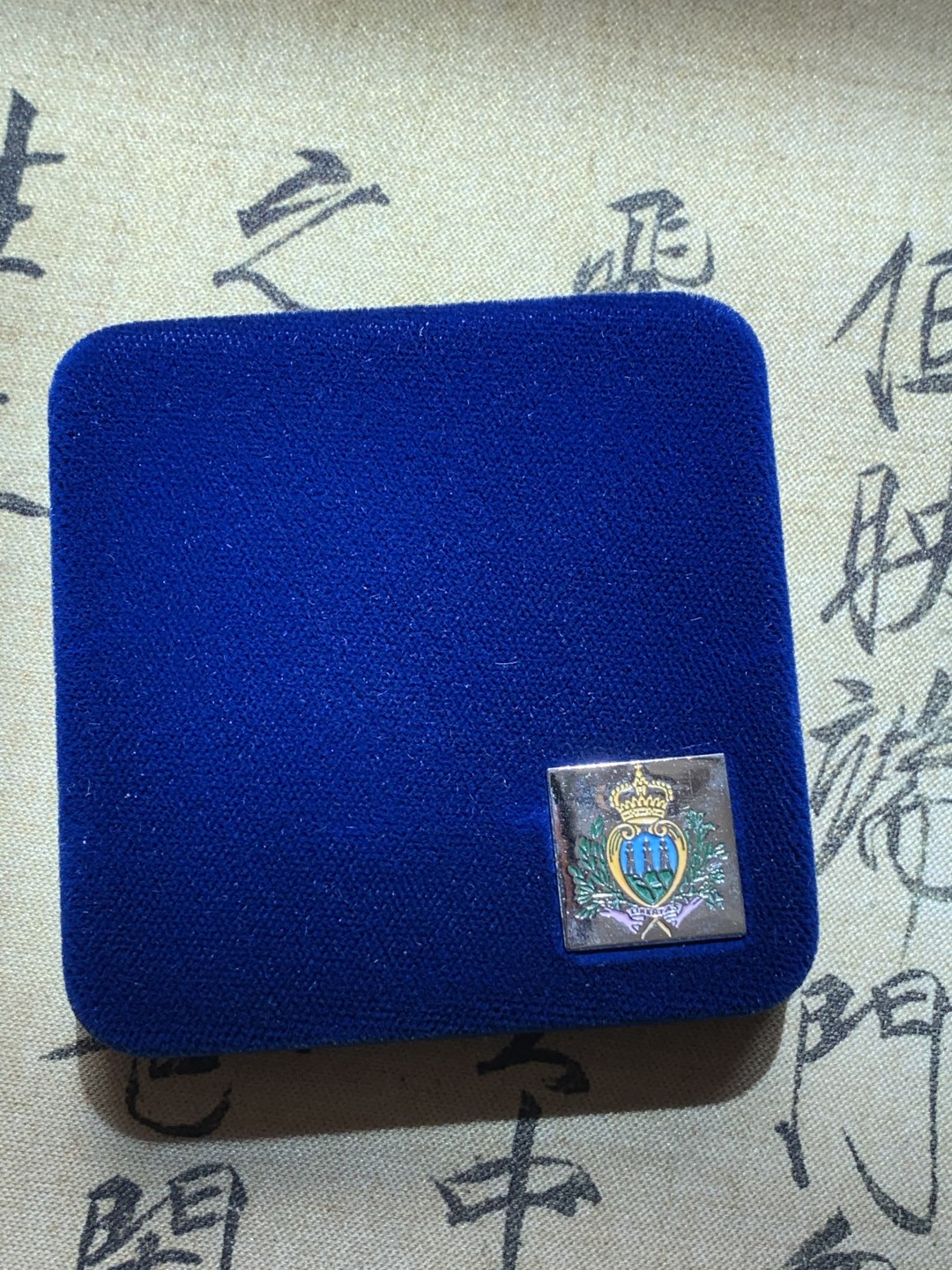 《竞宝斋》第89场-本周日，周一，周四，3场连拍（全场不限金额包邮） 原盒证书 圣马力诺 1997年女神头像 10000里拉精制大银币 22克 835银