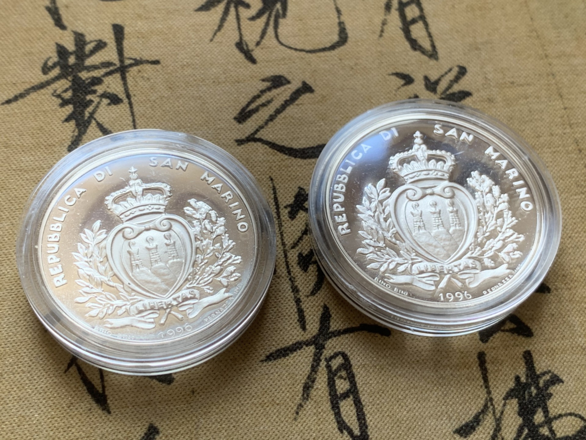 《竞宝斋》第89场-本周日，周一，周四，3场连拍（全场不限金额包邮） 原盒证书 圣马力诺1996年 濒危动物系列 5000/10000里拉精致大银币 非常漂亮