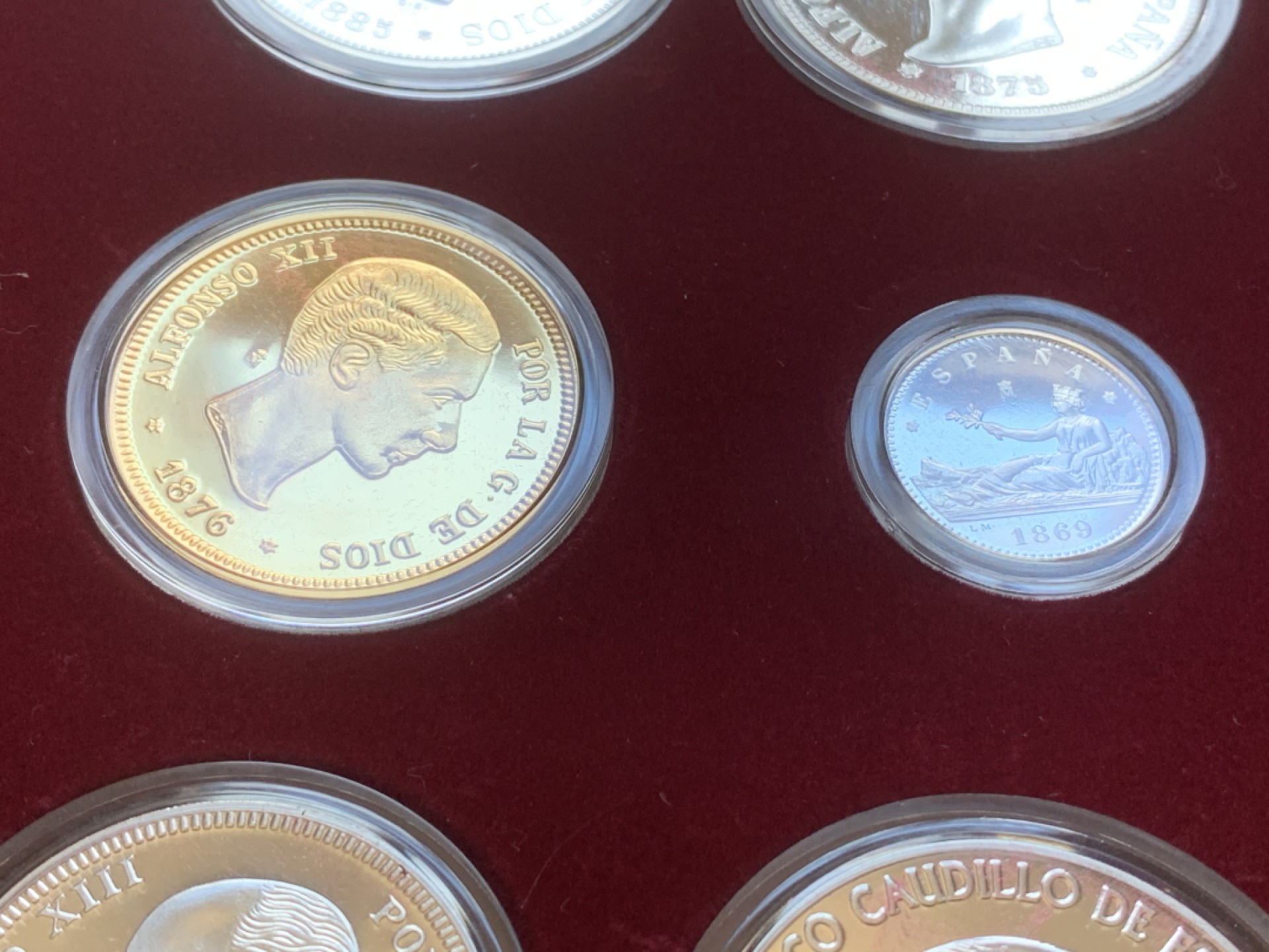 《竞宝斋》第89场-本周日，周一，周四，3场连拍（全场不限金额包邮） 原木盒证书 西班牙 纪念比塞塔货币 银章 一共24枚 925银 其中7枚镀金，总重量550克