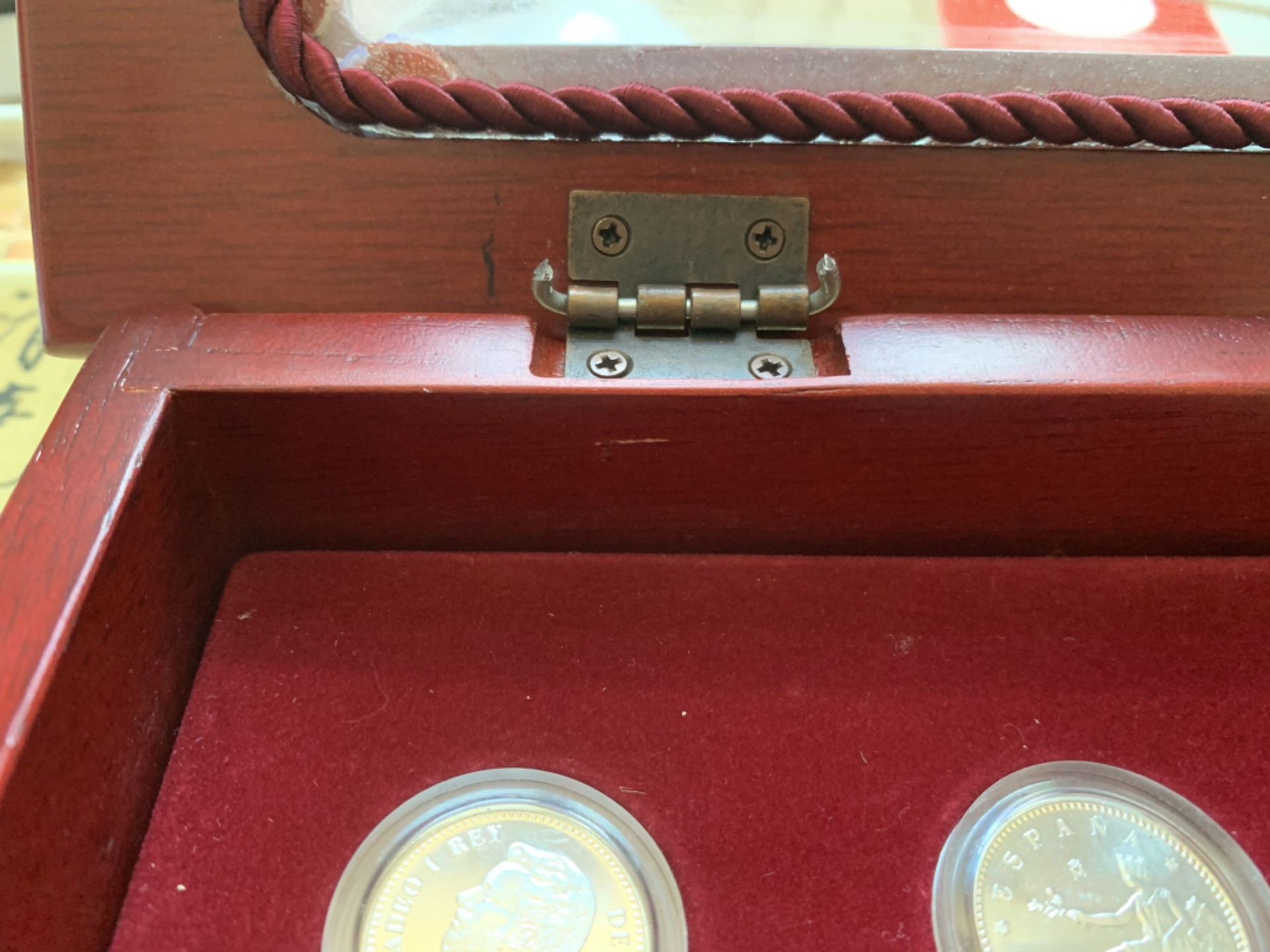 《竞宝斋》第89场-本周日，周一，周四，3场连拍（全场不限金额包邮） 原木盒证书 西班牙 纪念比塞塔货币 银章 一共24枚 925银 其中7枚镀金，总重量550克