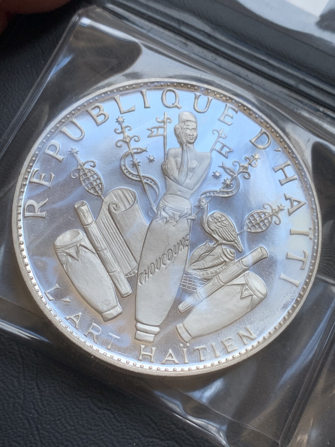 《竞宝斋》第89场-本周日，周一，周四，3场连拍（全场不限金额包邮） 大钱包 原包装带证书 海地 1967年 庆祝十周年革命胜利 5/10/25盾 发行量4000多只有 精制纯银999银币 23.52g/47.05g/117.8g