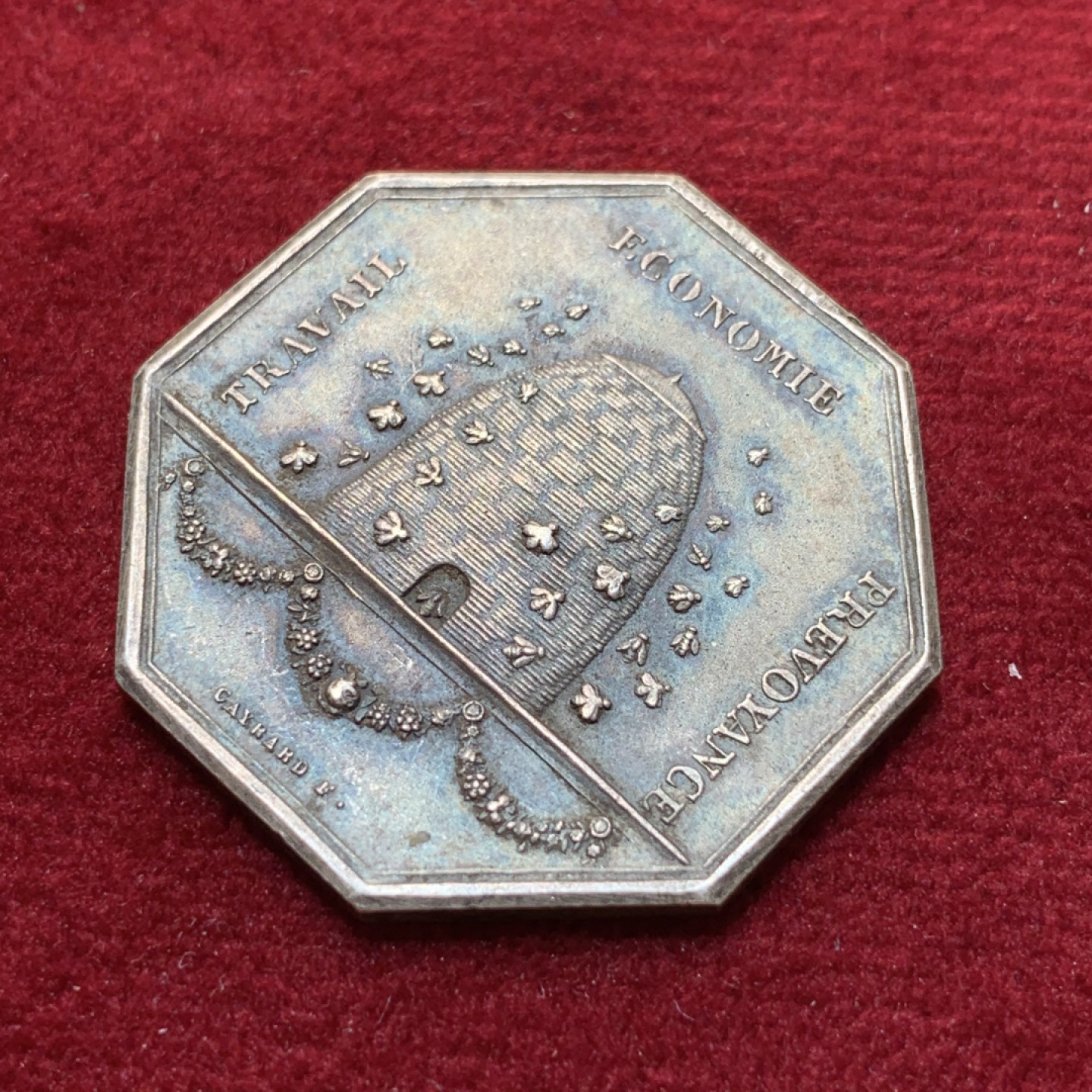 《竞宝斋》第89场-本周日，周一，周四，3场连拍（全场不限金额包邮） 法国 1880-1898年  储蓄银行八角银质代币 小蜜蜂刻画的非常好 直径：30mm 重量：14.3g 边铭：丰饶角银标