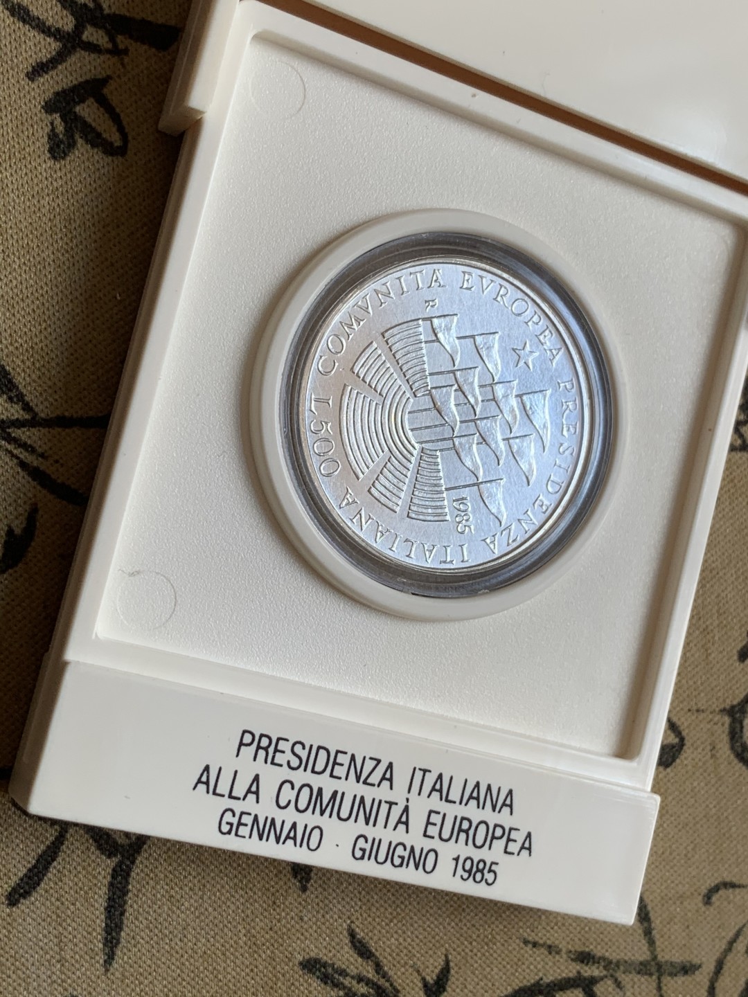 《竞宝斋》第89场-本周日，周一，周四，3场连拍（全场不限金额包邮） 原包装 意大利1985年 纪念担任欧洲共同体主席 500里拉银币 精制的白盒子