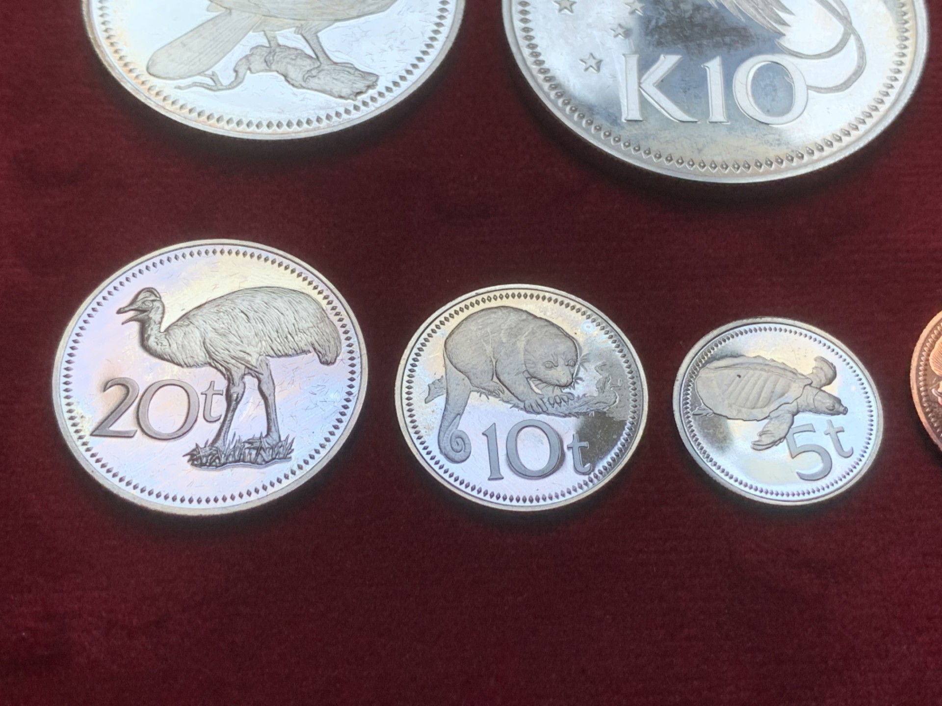 《竞宝斋》第89场-本周日，周一，周四，3场连拍（全场不限金额包邮） 原盒证书 巴布亚新几内亚 1978年 八枚套 精制币 其中最大两枚27.6g和41.6克是银币