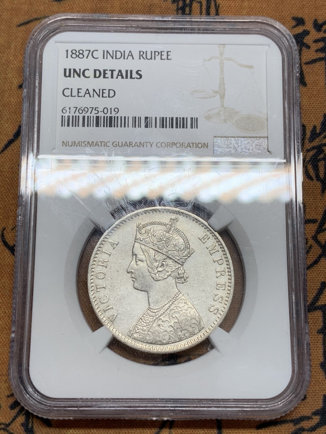 《竞宝斋》第89场-本周日，周一，周四，3场连拍（全场不限金额包邮） NGC-UNC  印度 1887年 维多利亚 1卢比银币 