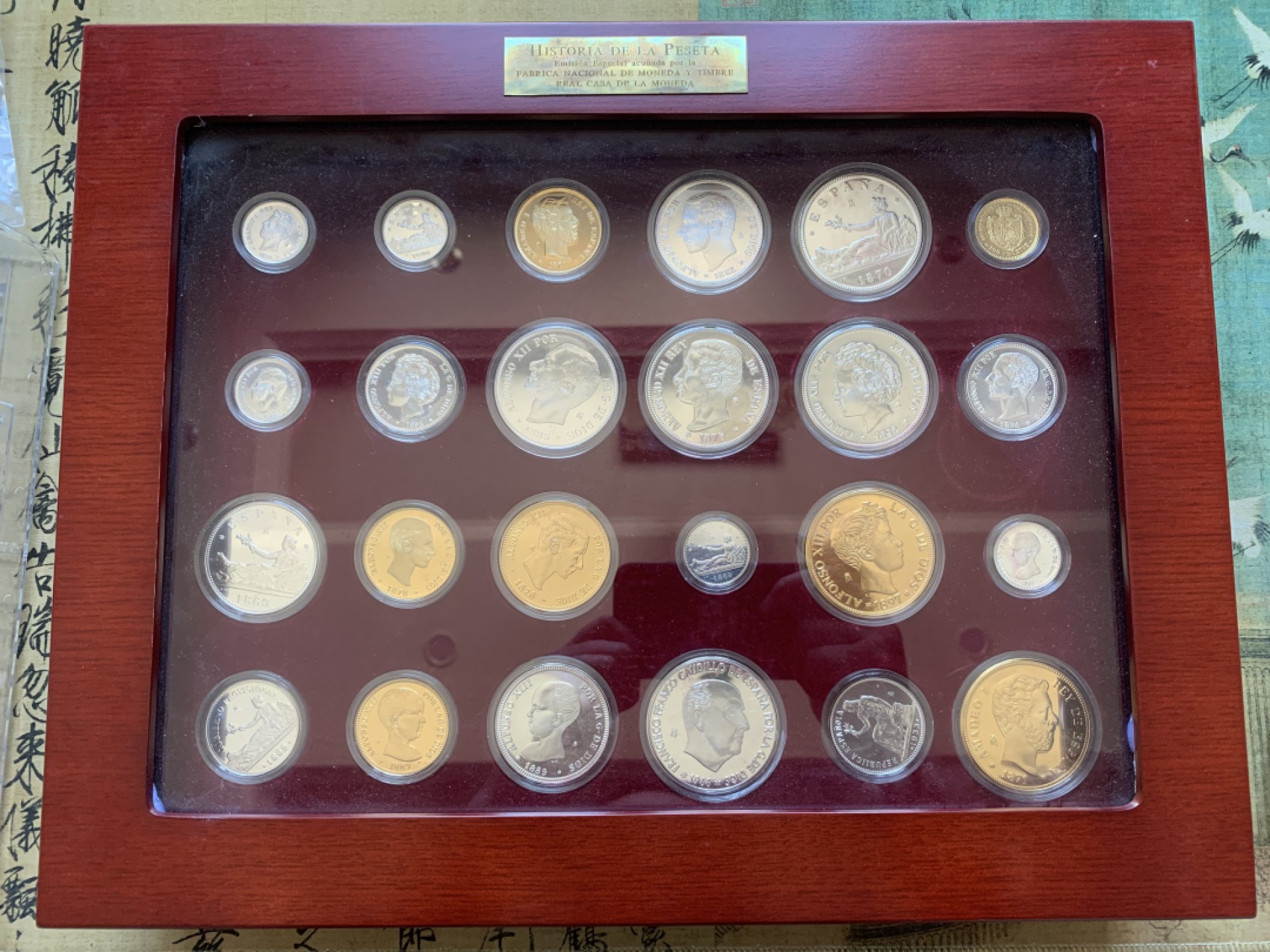 《竞宝斋》第89场-本周日，周一，周四，3场连拍（全场不限金额包邮） 原木盒证书 西班牙 纪念比塞塔货币 银章 一共24枚 925银 其中7枚镀金，总重量550克