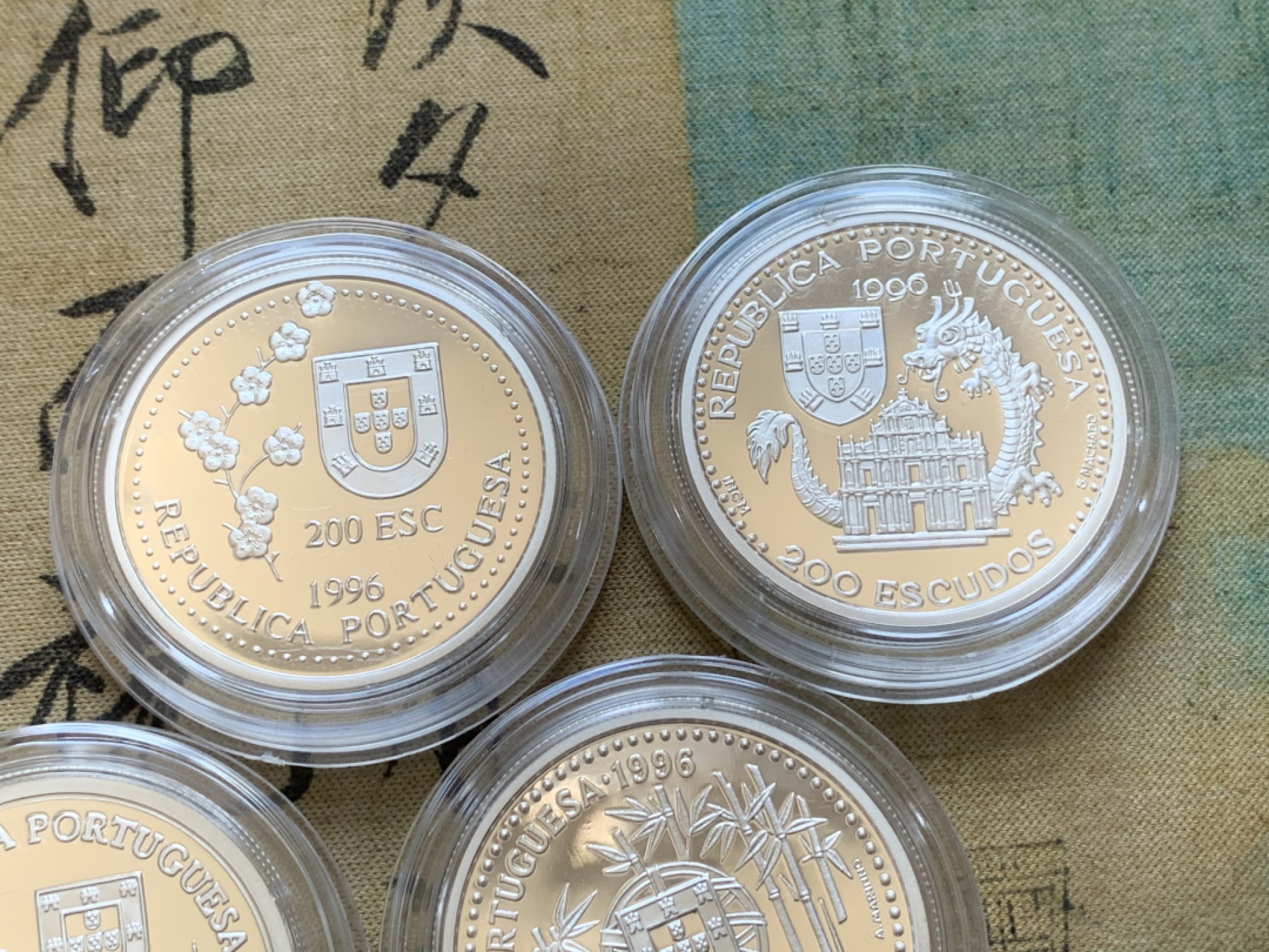 《竞宝斋》第89场-本周日，周一，周四，3场连拍（全场不限金额包邮） 原盒证书 葡萄牙1996年 中国近海系列 200埃斯库多 四枚套 精制大银币 单枚26.5克 925银 非常漂亮