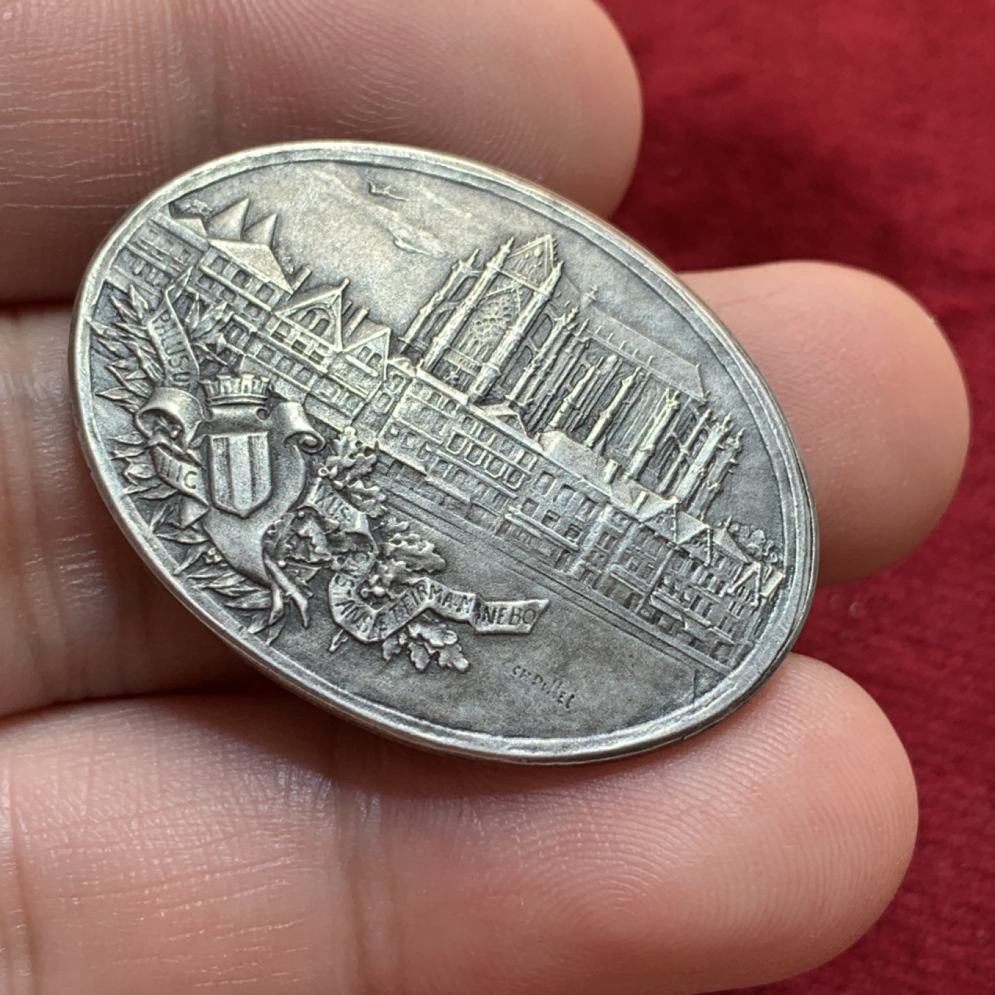 《竞宝斋》第89场-本周日，周一，周四，3场连拍（全场不限金额包邮） 原味好品 法国1835年椭圆形 银章 20克重 正面田园风光 背面城市景观 属实难觅