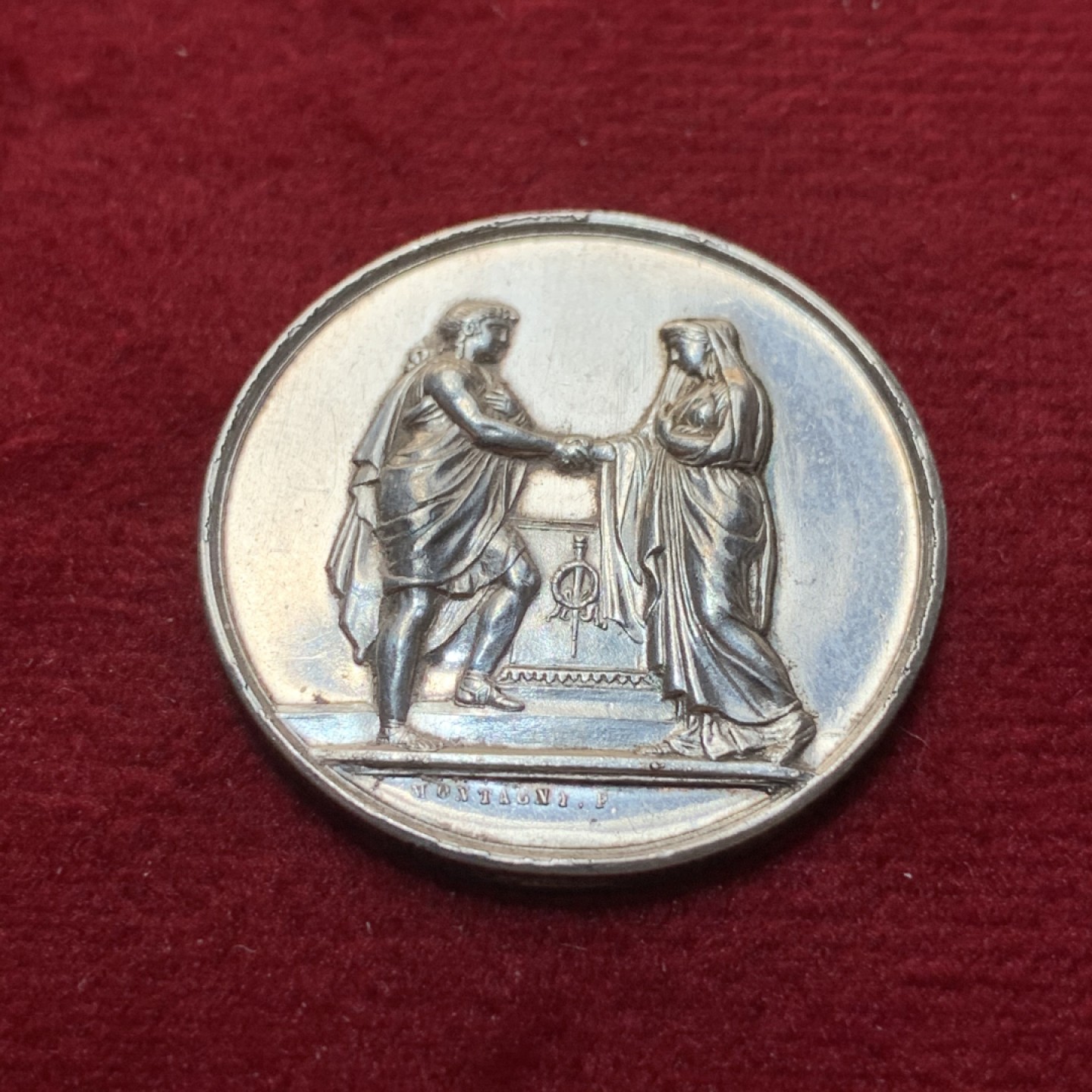 《竞宝斋》第89场-本周日，周一，周四，3场连拍（全场不限金额包邮） 法国 1845-1860年 银质结婚纪念章 雕刻了 婚期及双方姓名缩写，非常有意义 28.1mm直径 10.17克 手指铭 银标