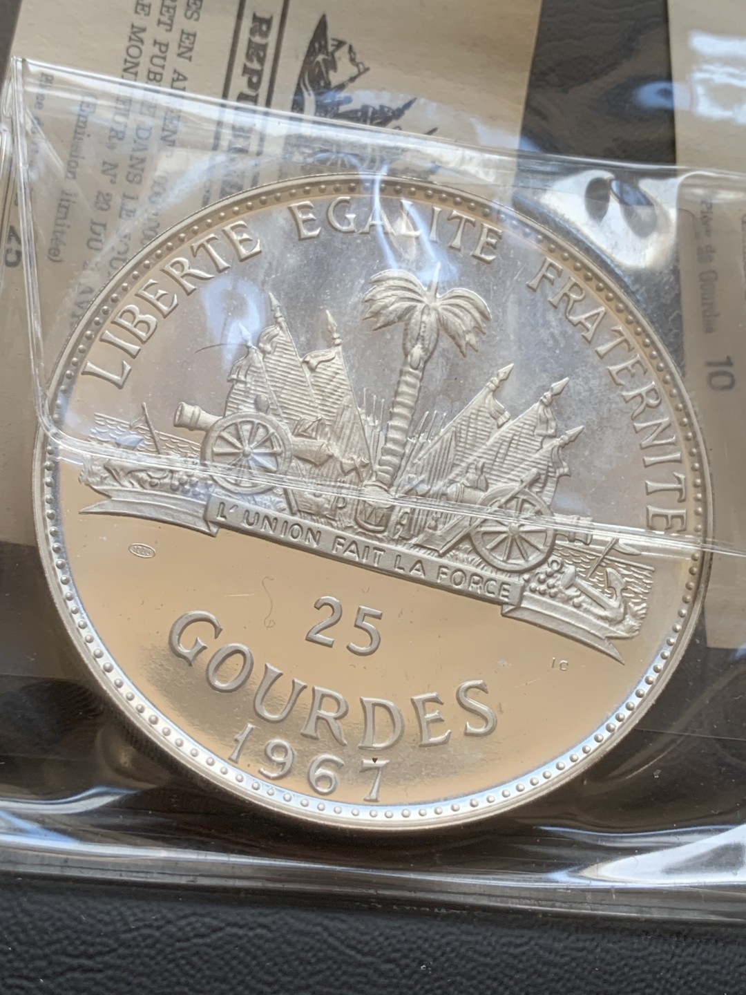 《竞宝斋》第89场-本周日，周一，周四，3场连拍（全场不限金额包邮） 大钱包 原包装带证书 海地 1967年 庆祝十周年革命胜利 5/10/25盾 发行量4000多只有 精制纯银999银币 23.52g/47.05g/117.8g