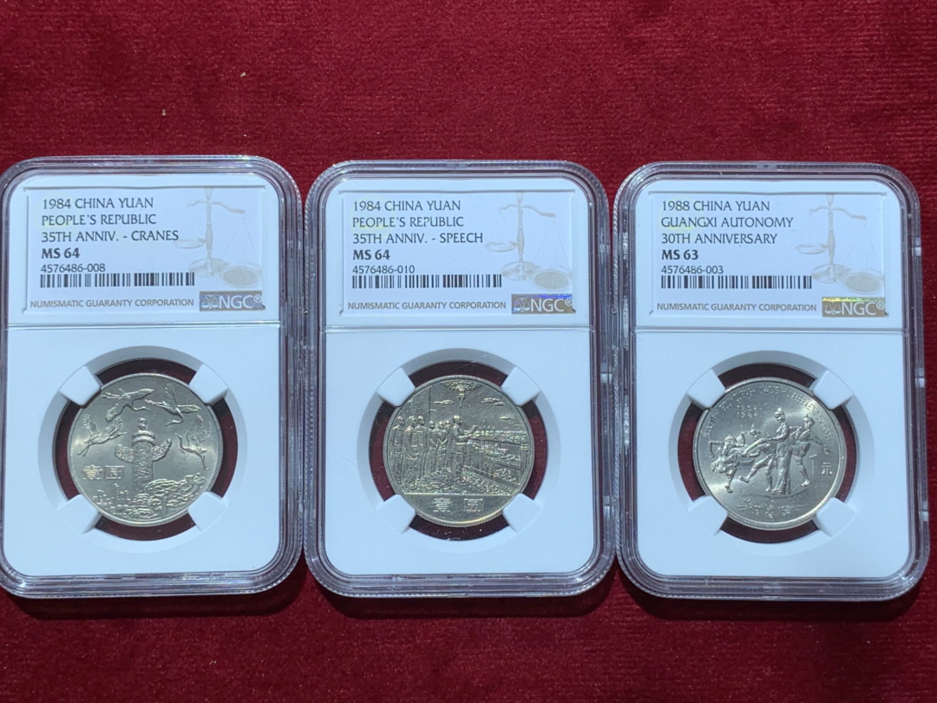 《竞宝斋》第89场-本周日，周一，周四，3场连拍（全场不限金额包邮） 3枚一起 NGC-MS63一枚，NGC-MS64两枚 中国1984，1988 一元 建国 纪念币 卷拆币自评级，未做养护清洗，完美黄油原光，收藏佳品